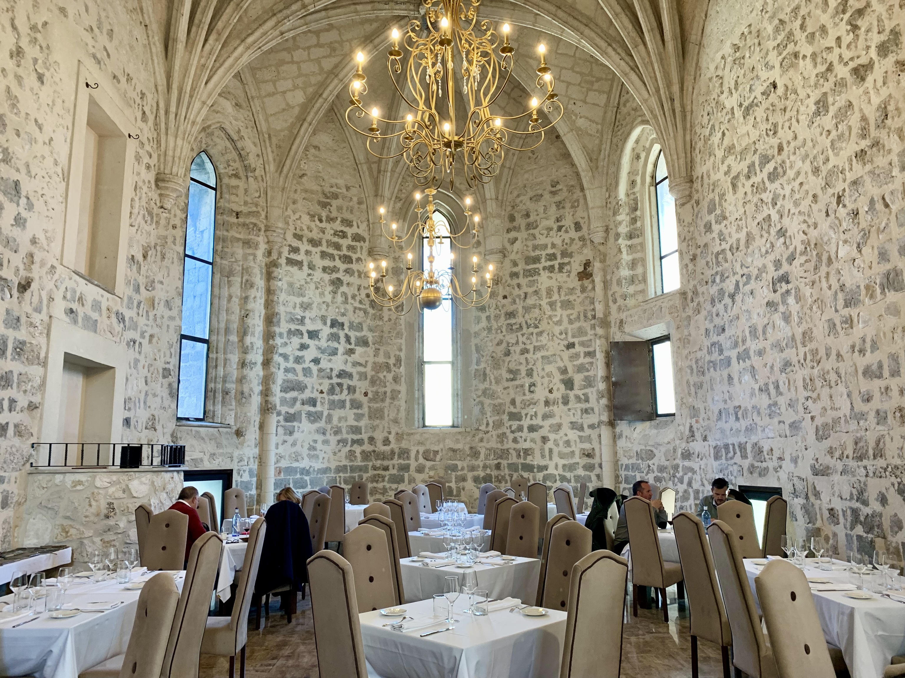 Interior del restaurante Refectorio San Pedro, una antigua iglesia.