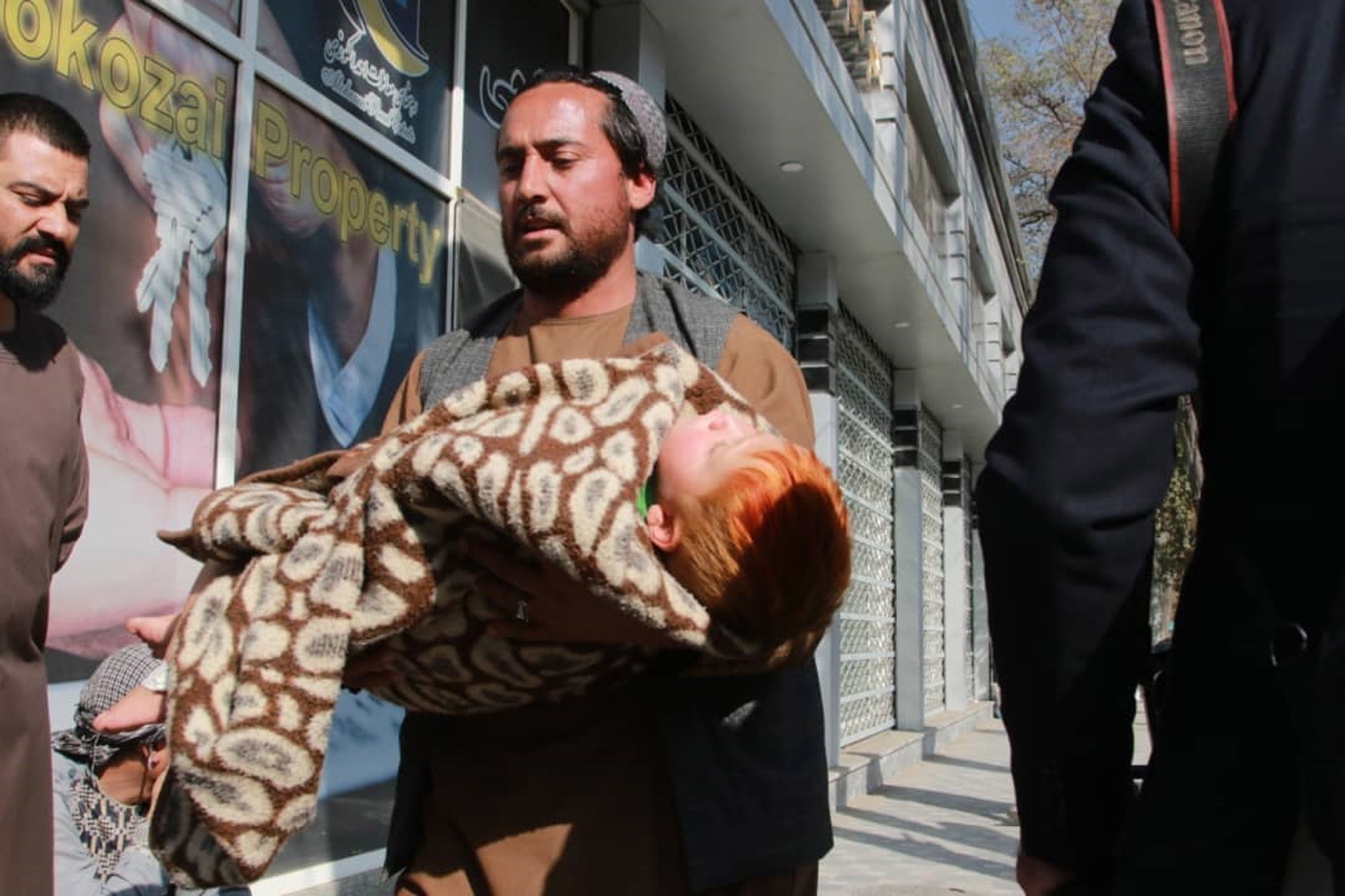 Un hombre y su hijo abandonan el lugar de un atentado en Afganistn, el pasado da 2.