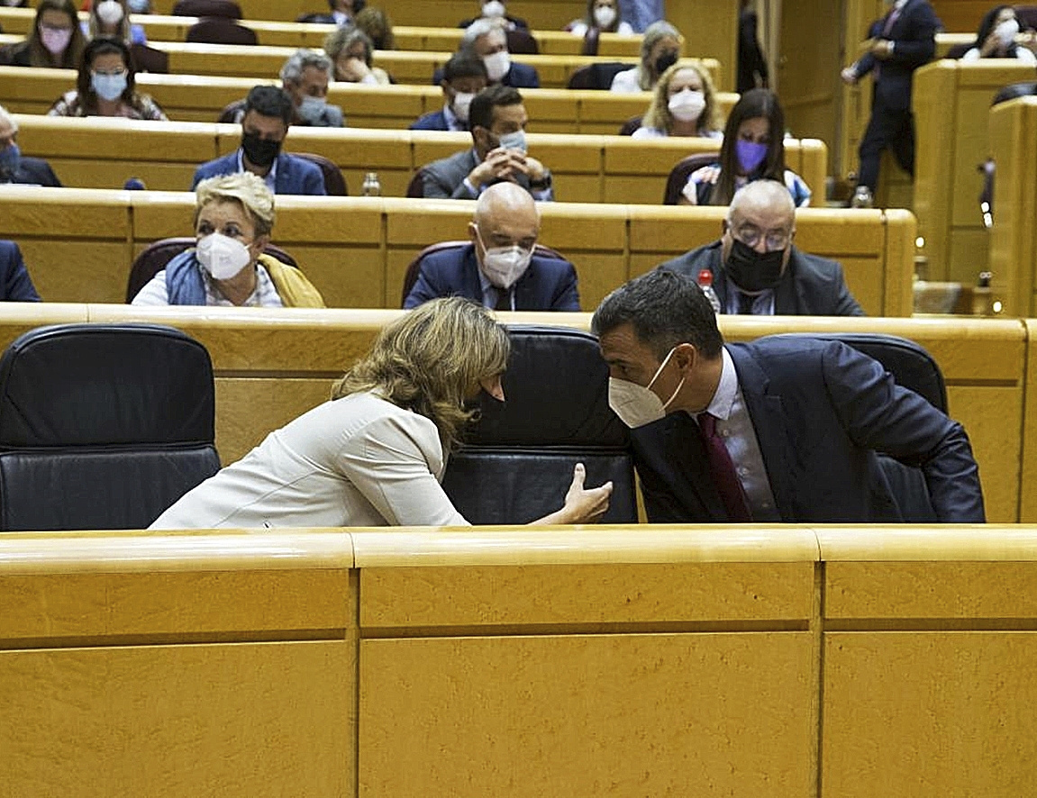 Pedro Sánchez conversa con Teresa Ribera en el Senado.