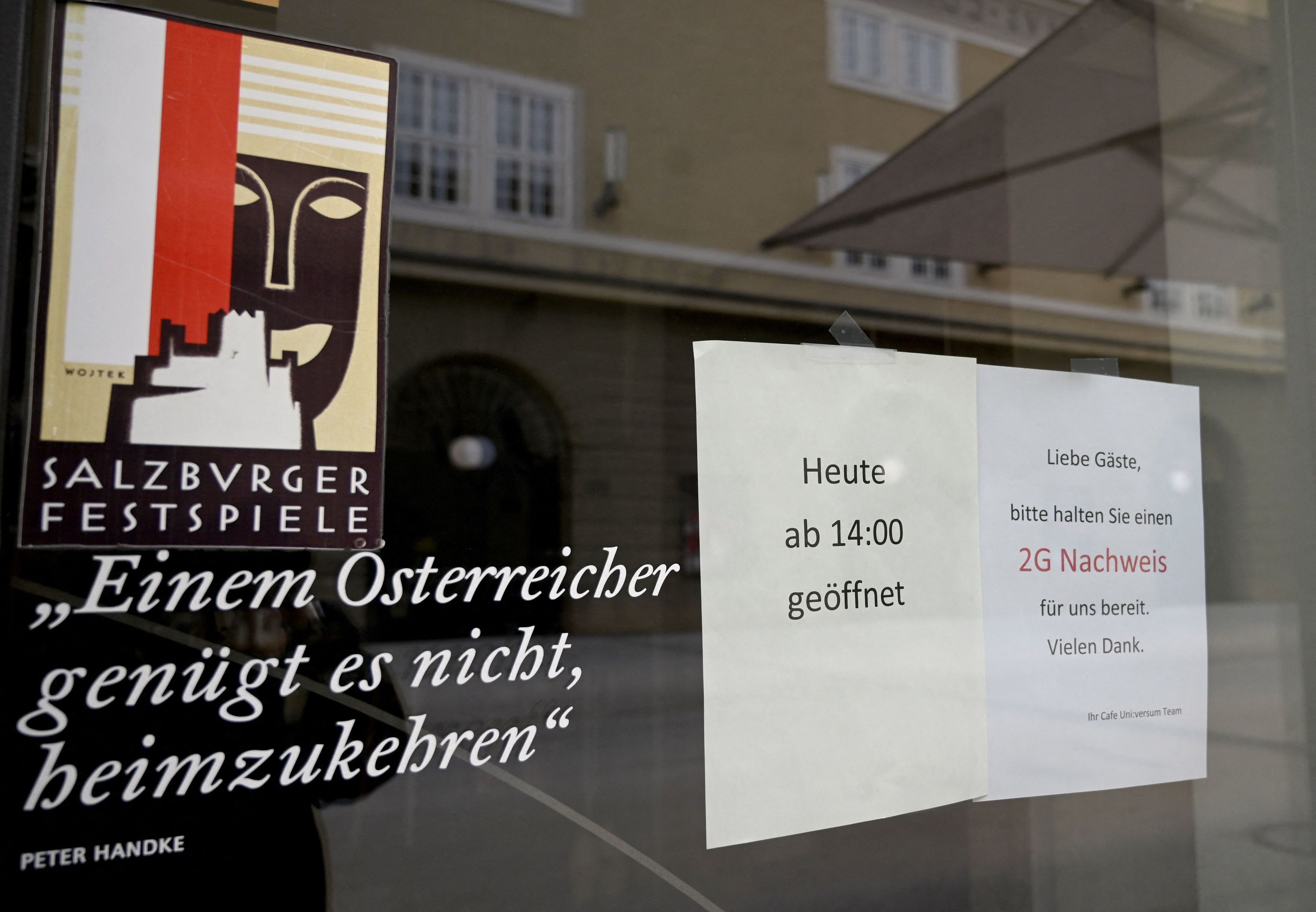 Cartel para pedir la vacunacin en una tienda en Austria.