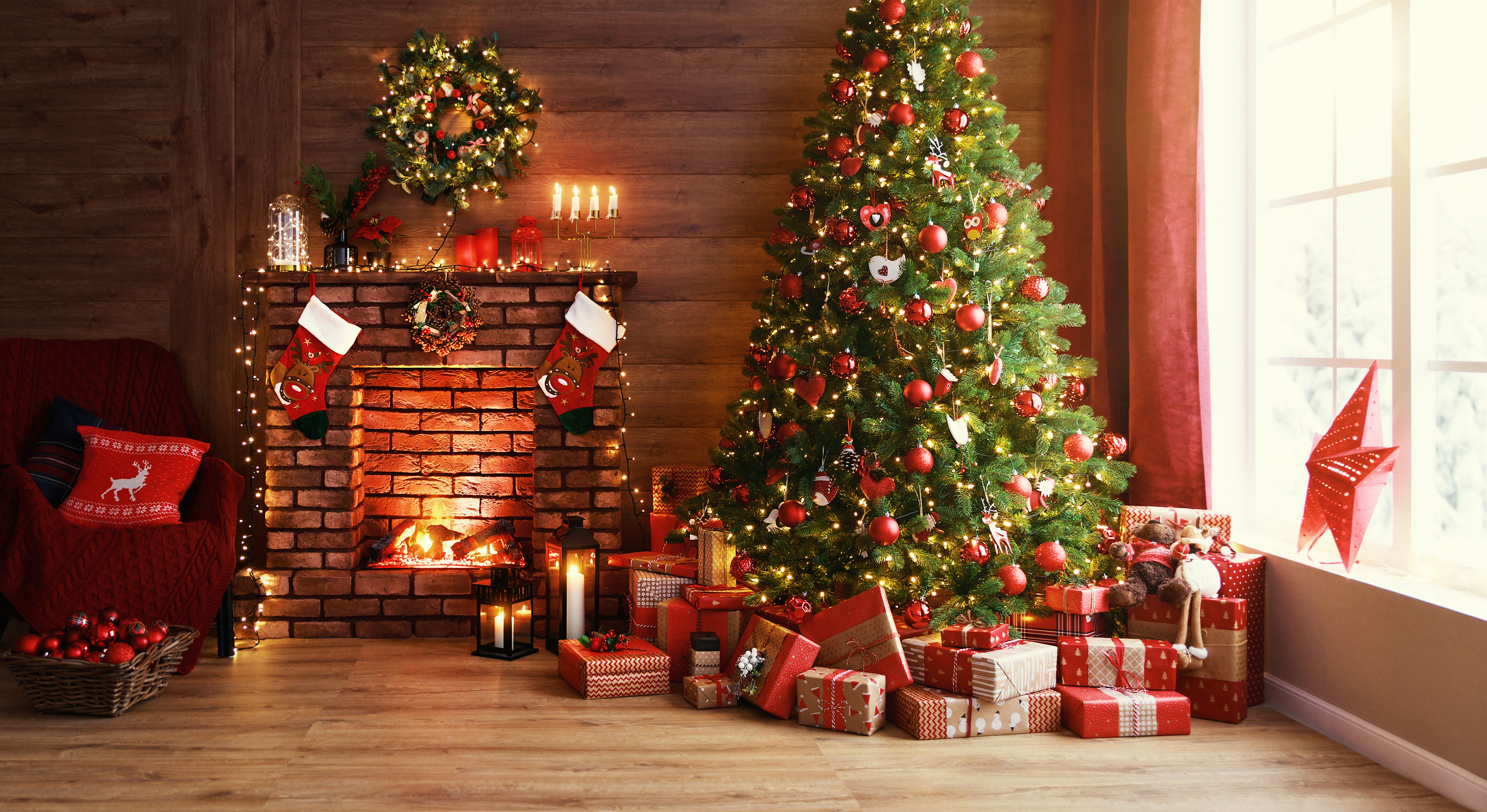 Manda la tradición que el árbol de Navidad quede puesto el puente de Diciembre... lo de los regalos bajo él ya es otra historia.