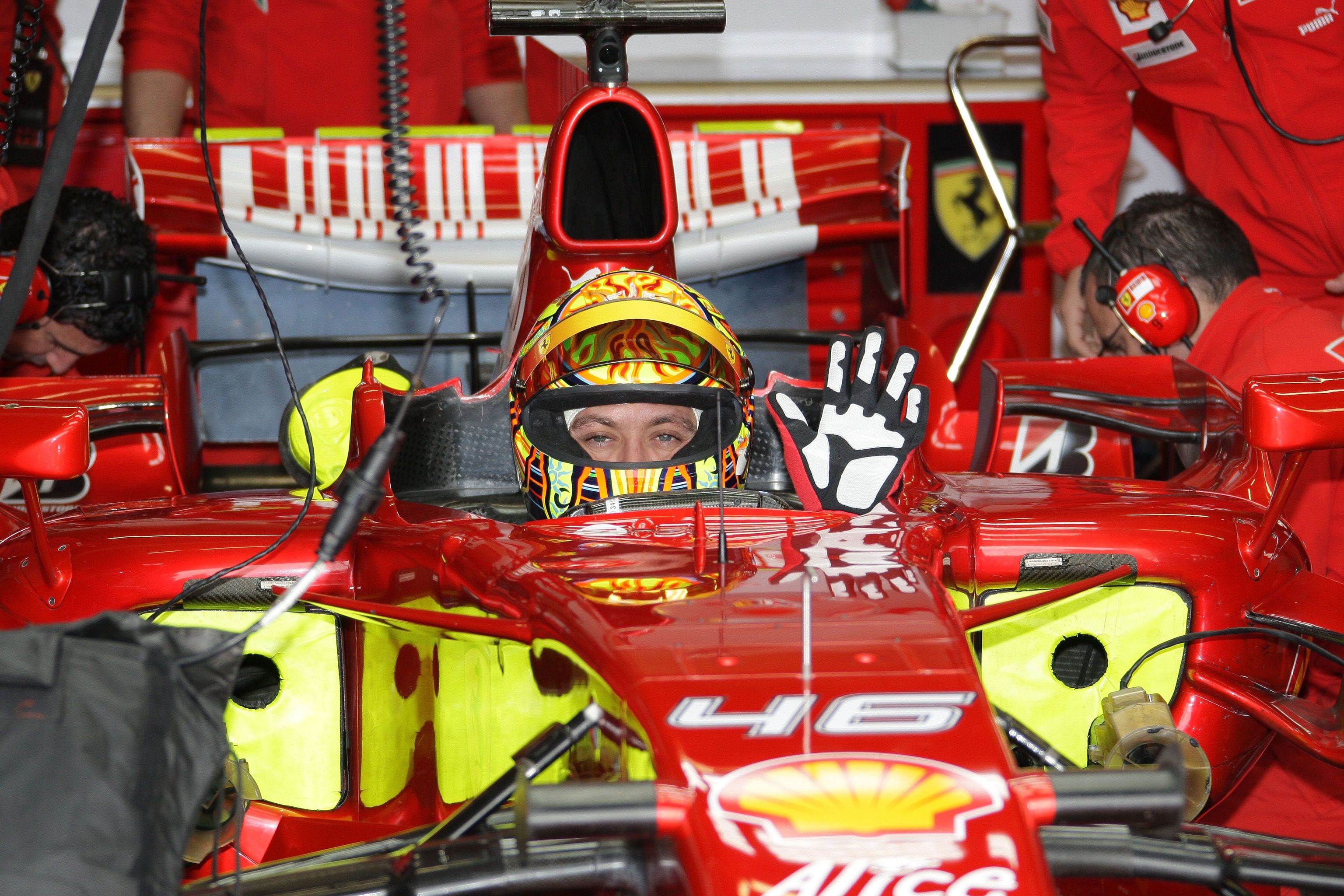 Rossi subido a un Ferrari en un test.