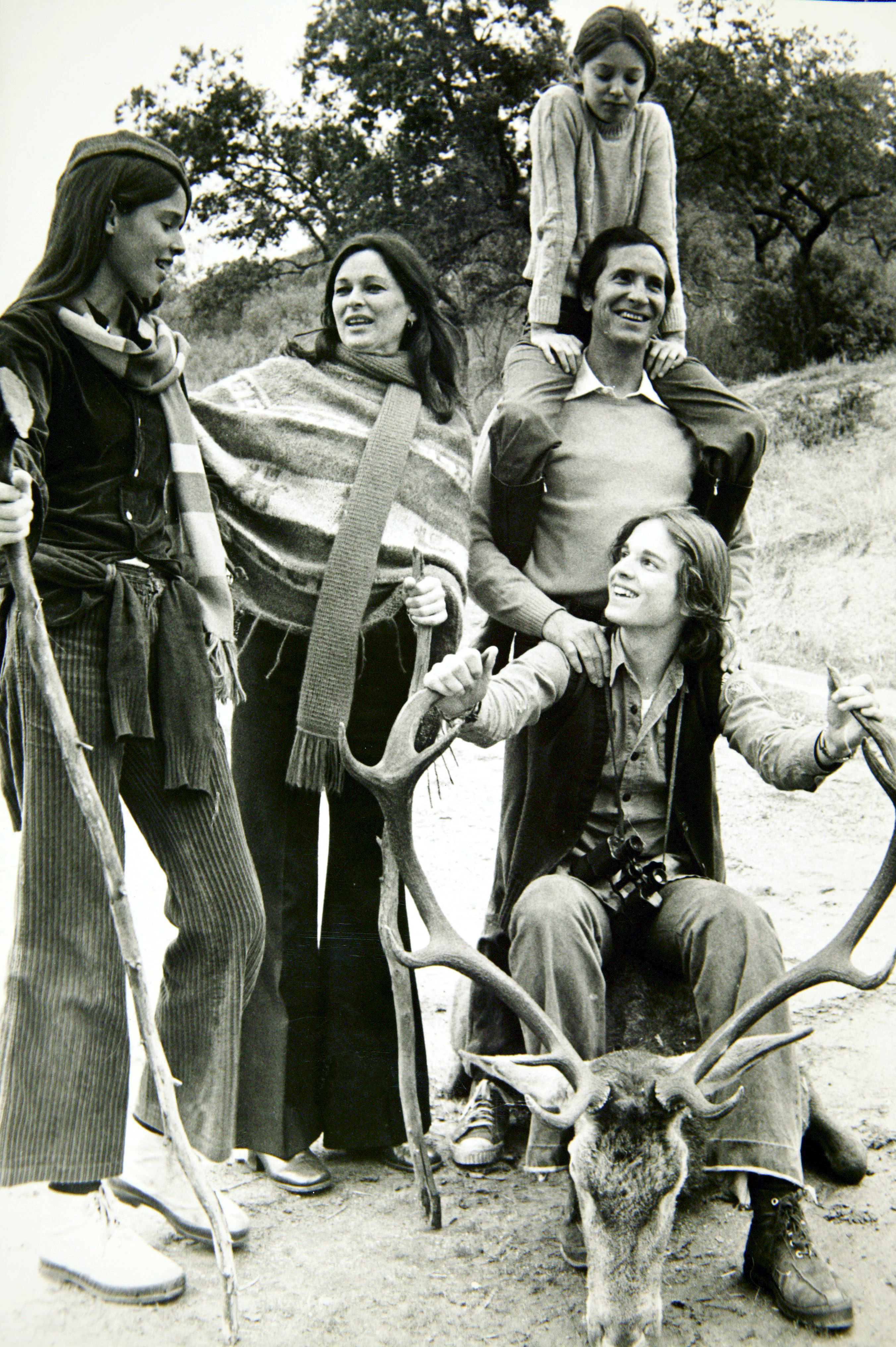Luis Miguel Domingun y Luca Bos con sus tres hijos en una imagen de 1970.