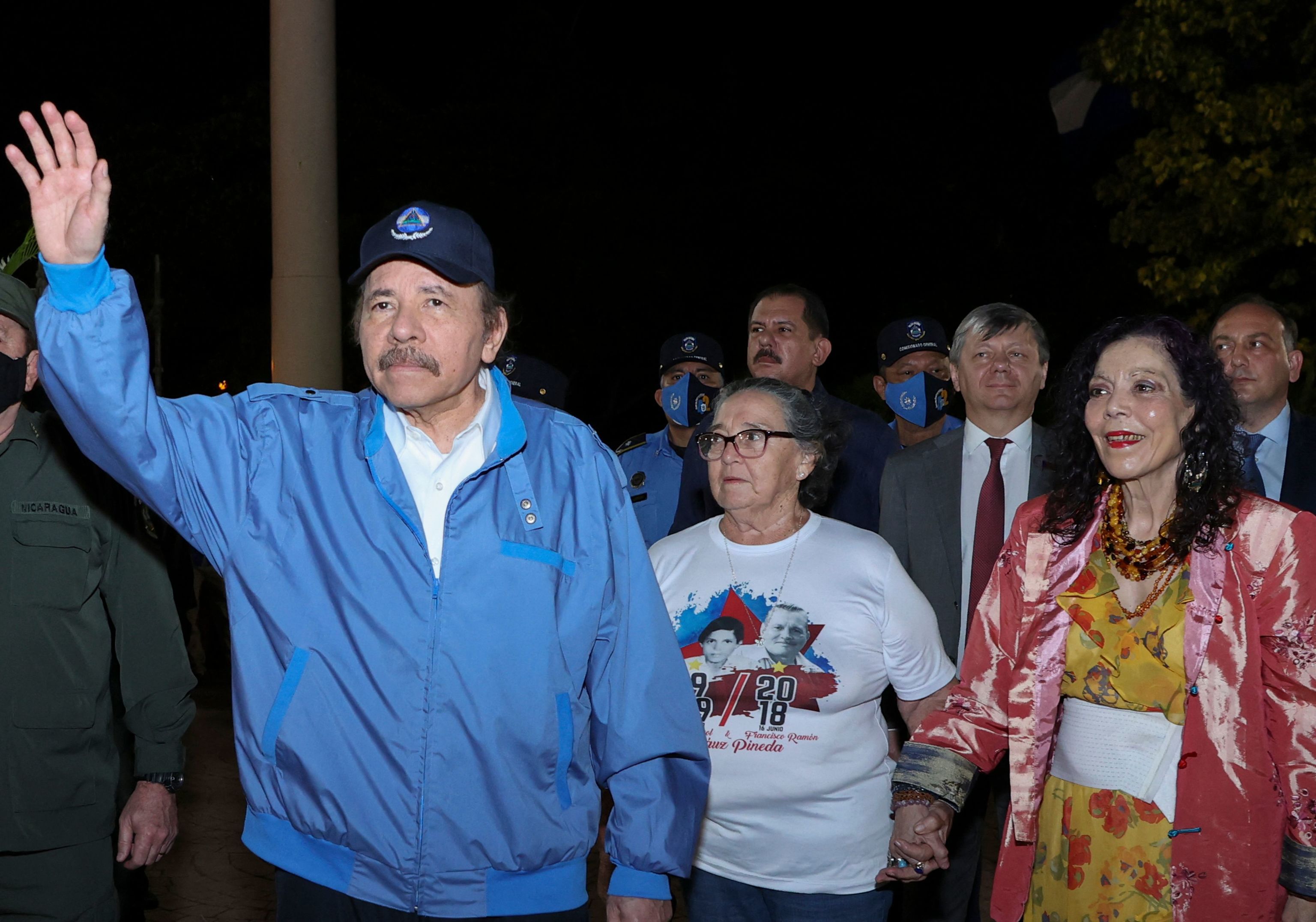 Daniel Ortega saluda a sus seguidores.