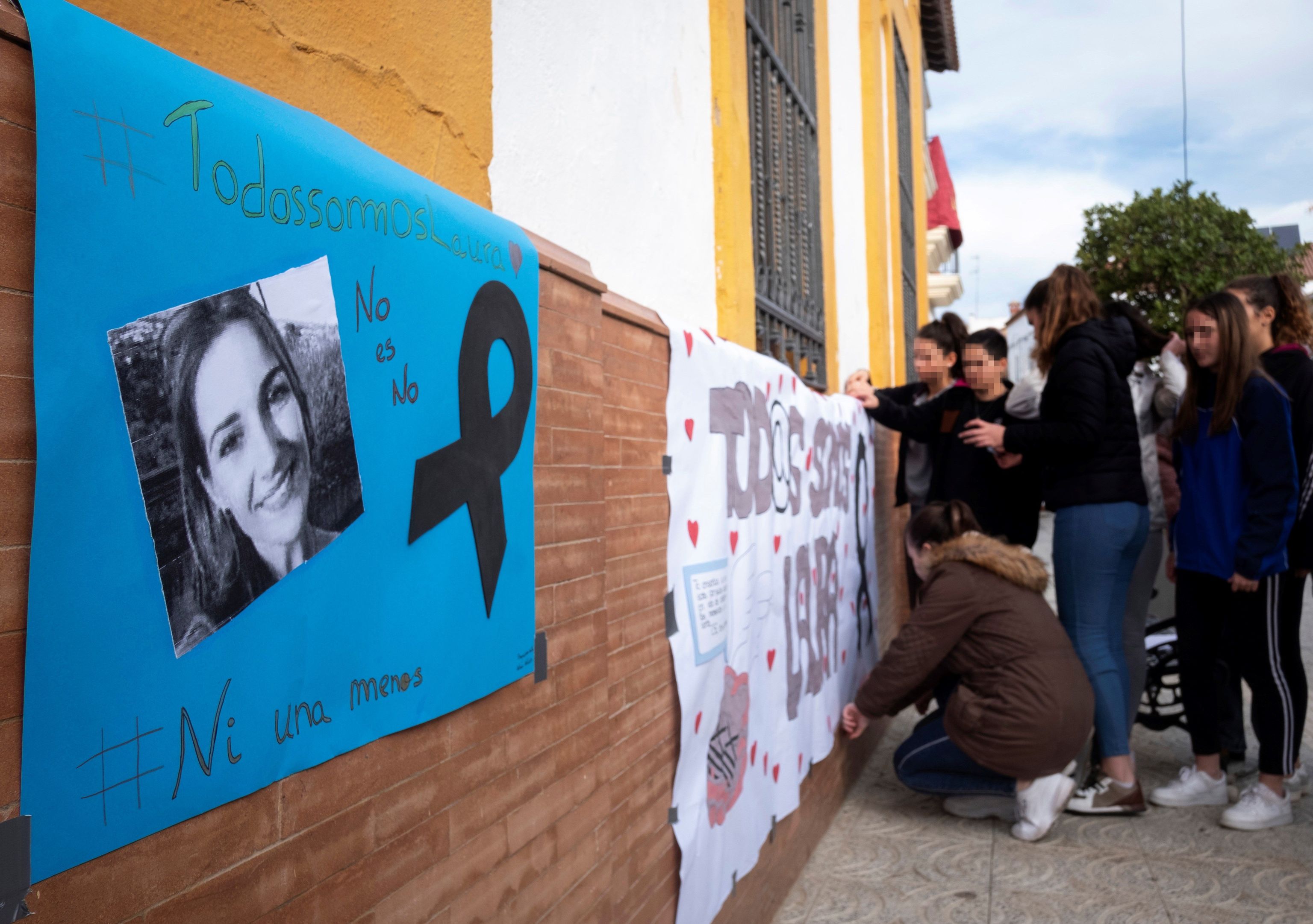 Un grupo de jvenes se concentra, das despus del crimen, en un instituto de Zalamea (Huelva) para condenar el asesinato de Laura Luelmo.