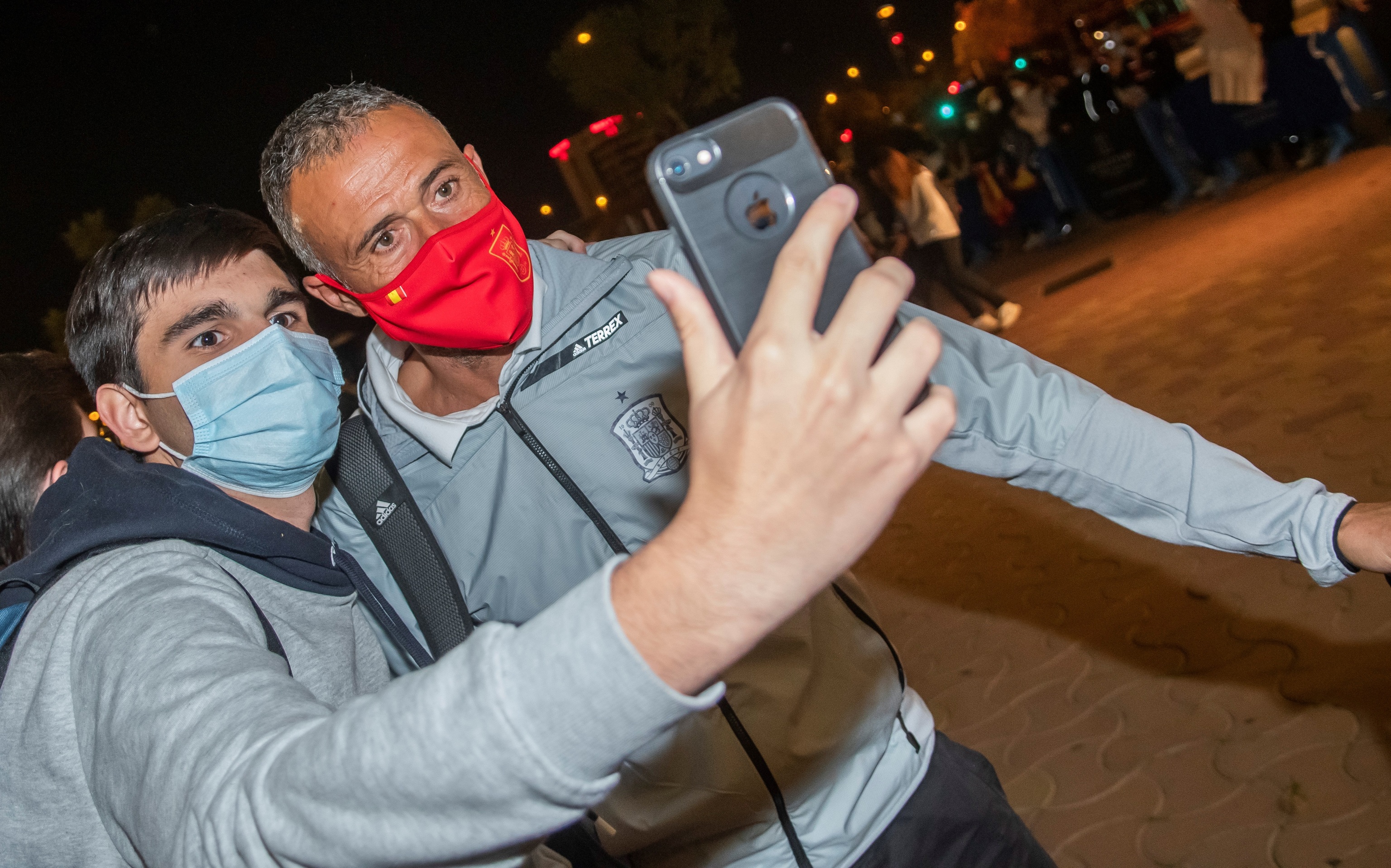Luis Enrique se hace un 'selfie' con un aficionado.