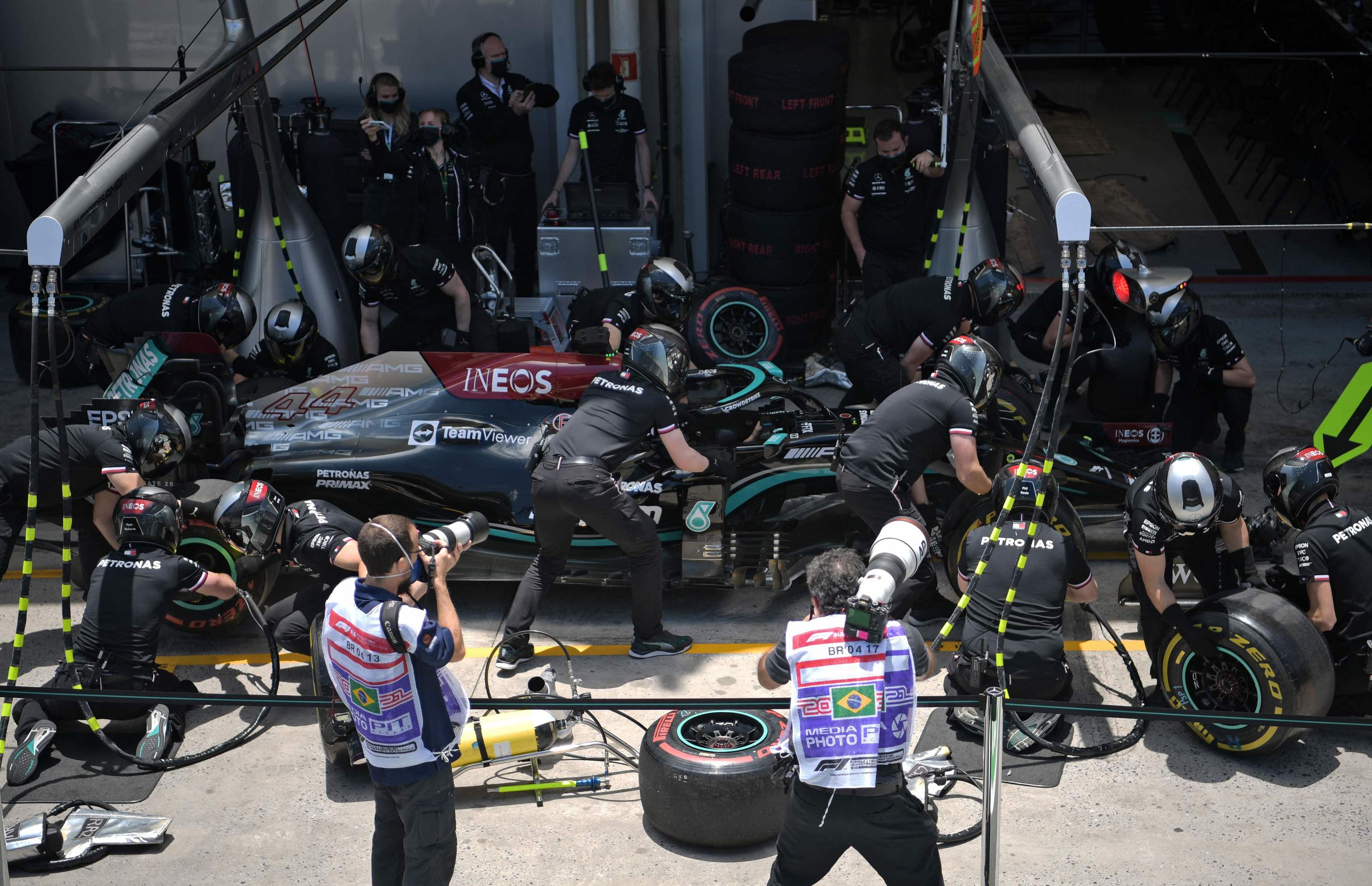 Hamilton, el sbado, en el garaje de Mercedes en Interlagos.