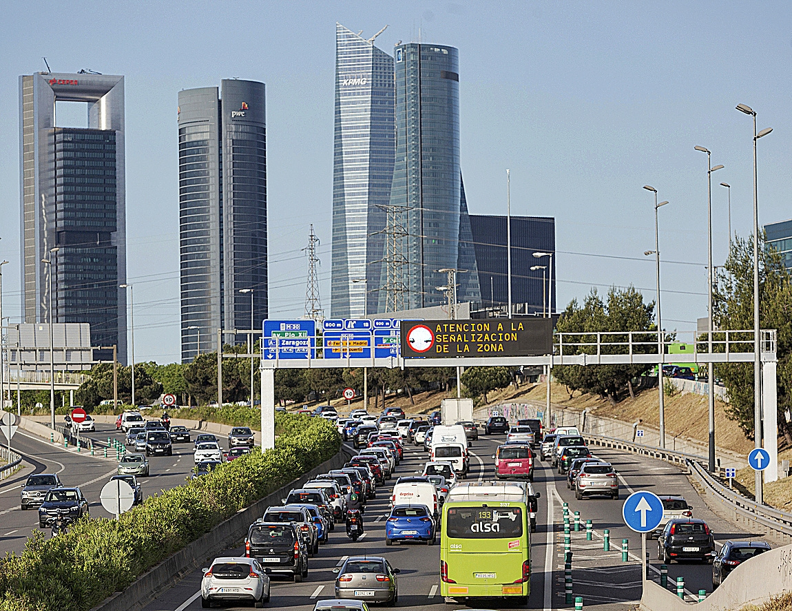 Imagen de una congestionada A-1 ya cerca de la entrada de Madrid.