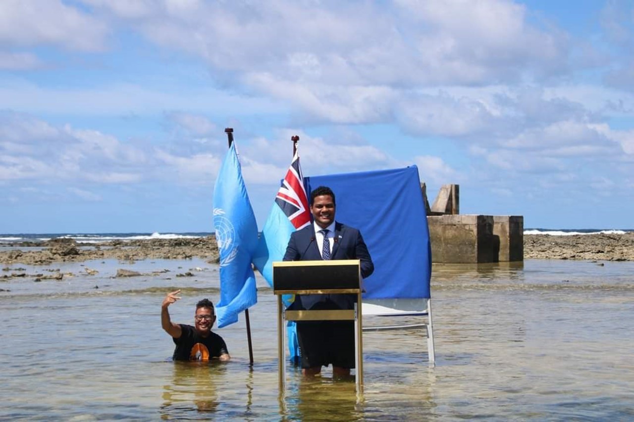Simon Kofe, ministro de Relaciones Exteriores de Tuvalu, grab un mensaje dentro del agua