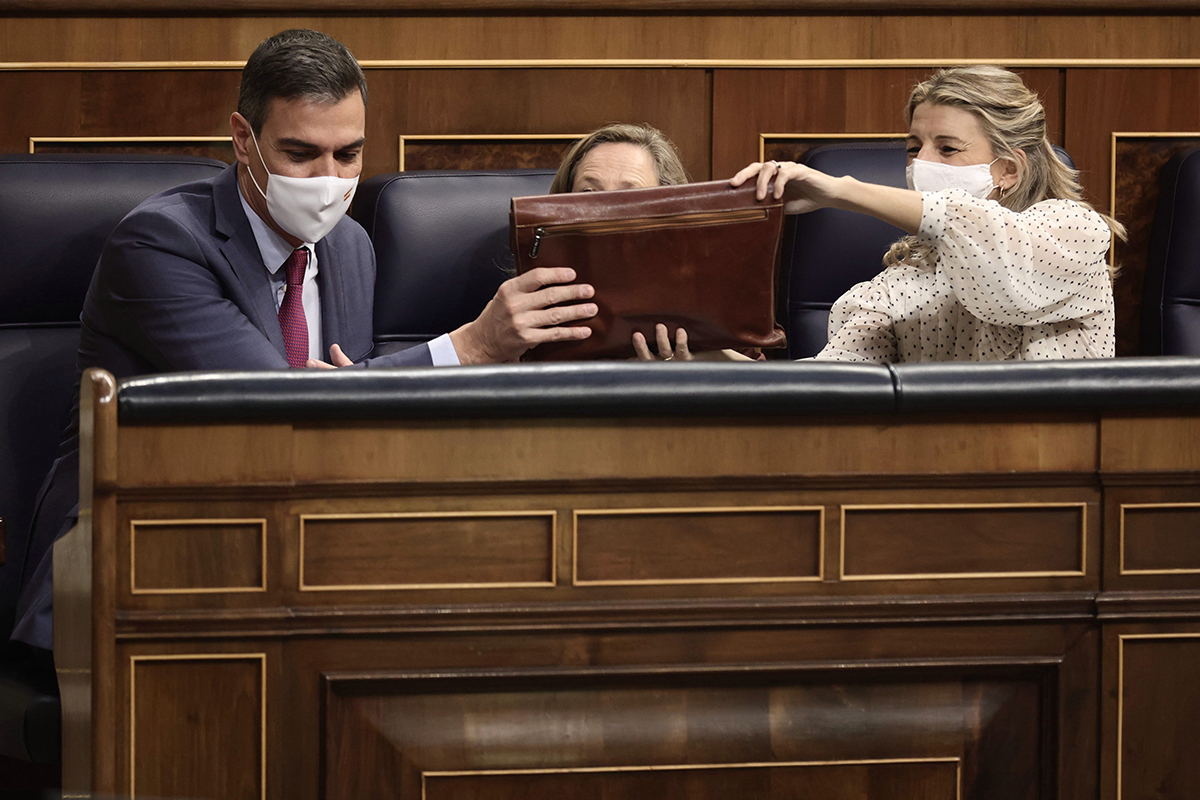 Pedro Sánchez, Nadia Calviño y Yolanda Díaz, en el Congreso de los Diputados.