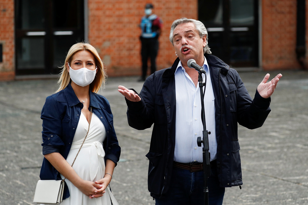 Alberto Fernndez y su mujer, hoy, despus de votar en Buenos Aires.