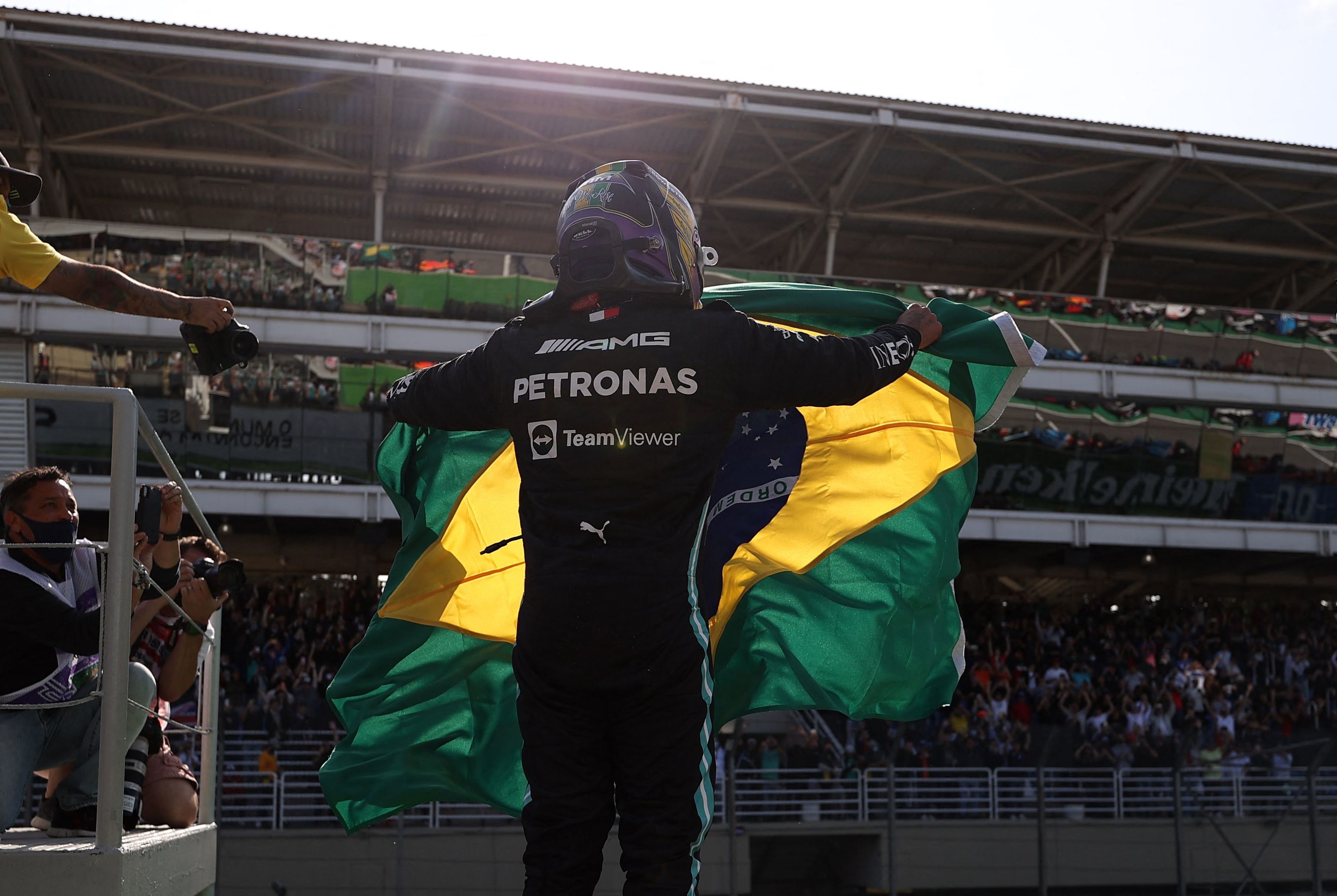 Hamilton, con la bandera de Brasil, en el podio de Interlagos.
