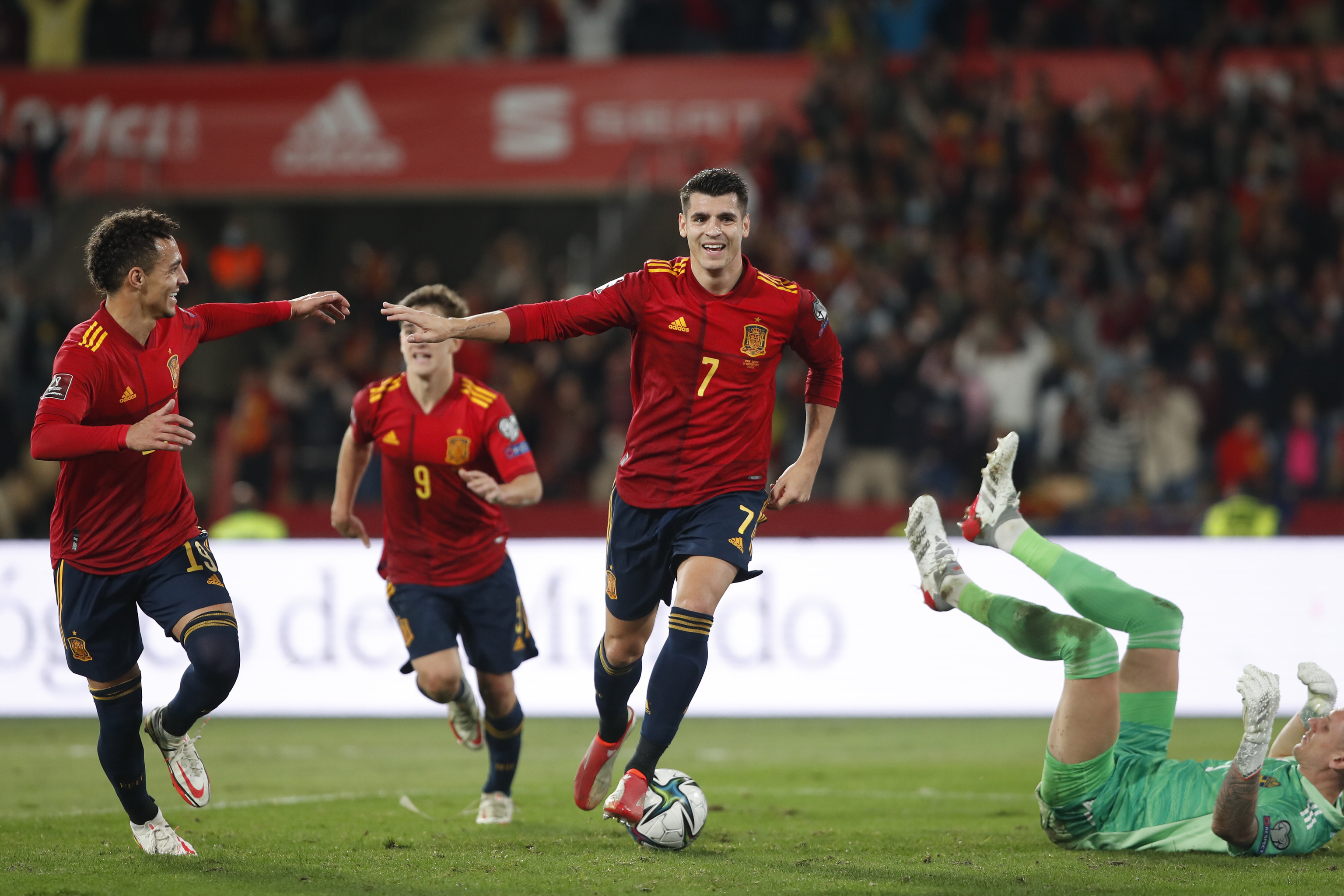 Morata festeja el gol del triunfo junto a Rodrigo y Gavi.