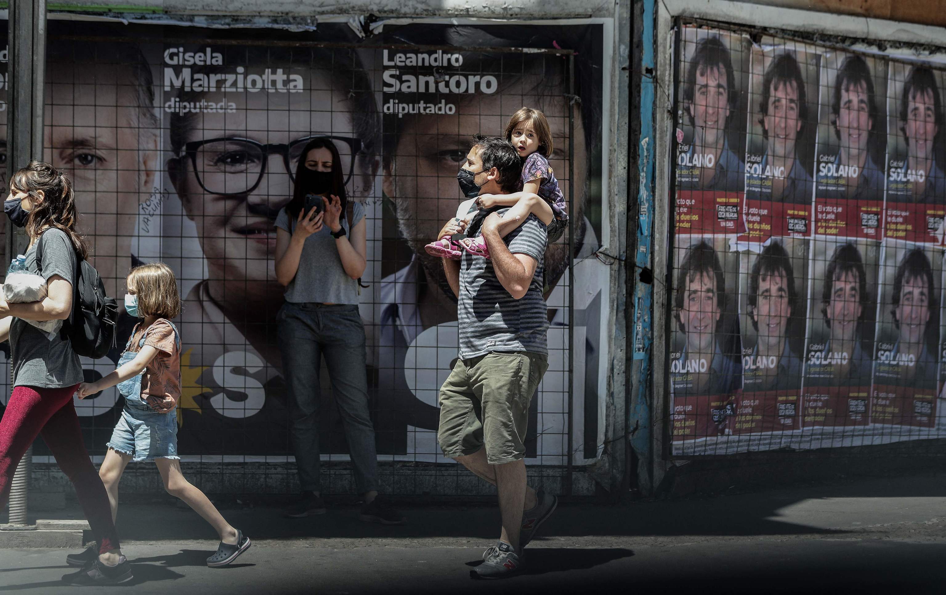 Varios ciudadanos se dirigen a los centros electorales, este domingo en Buenos Aires.