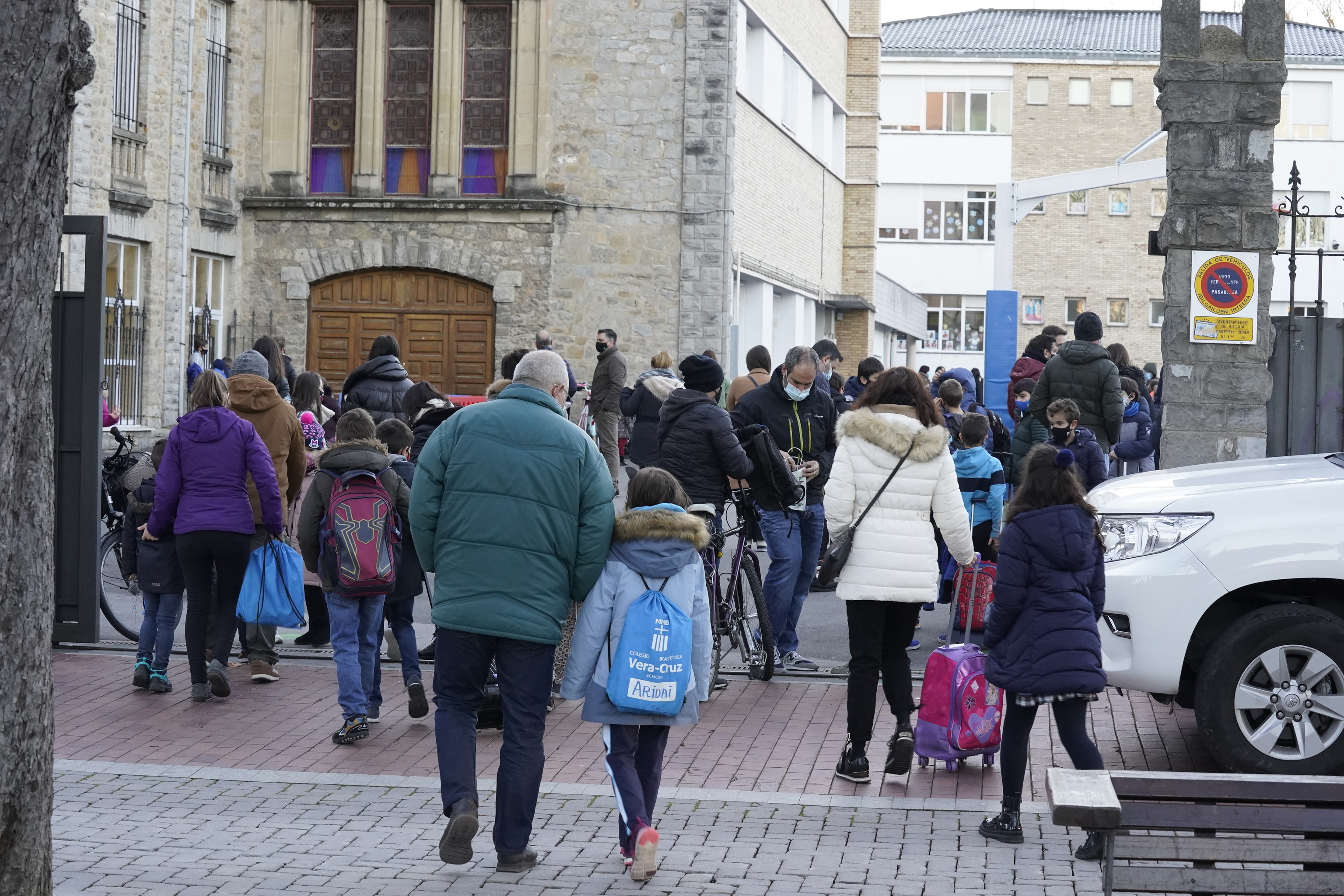 Un grupo de nios accede al patio de un colegio en el centro de Vitoria.
