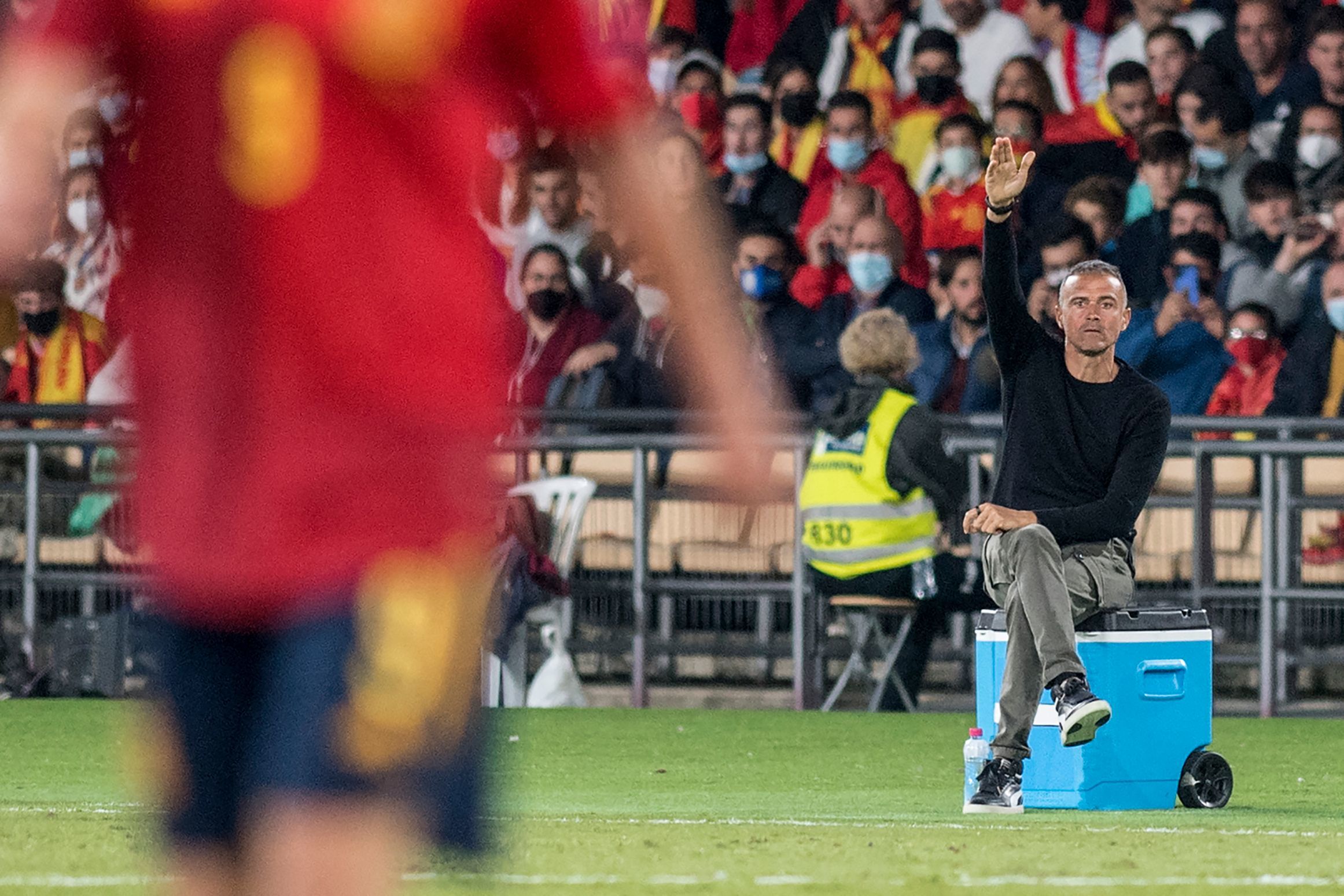 Luis Enrique, sentado sobre una nevera, durante el partido ante Suecia.