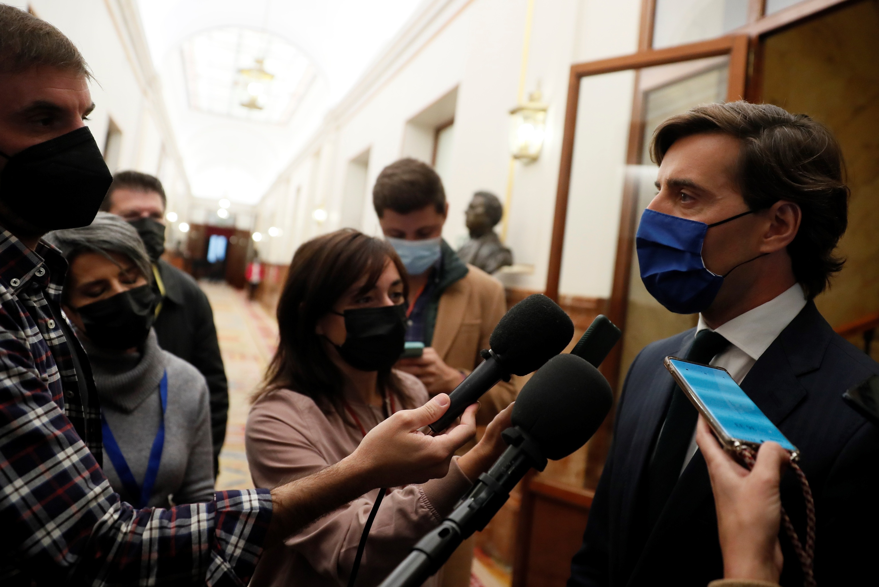 Pablo Montesinos responde a los periodistas en los pasillos del Congreso.