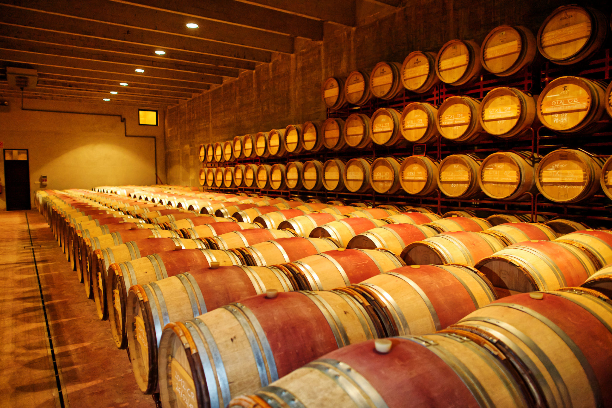 Las barricas de roble francés en las que elaboran los vinos en Mas Llunes.