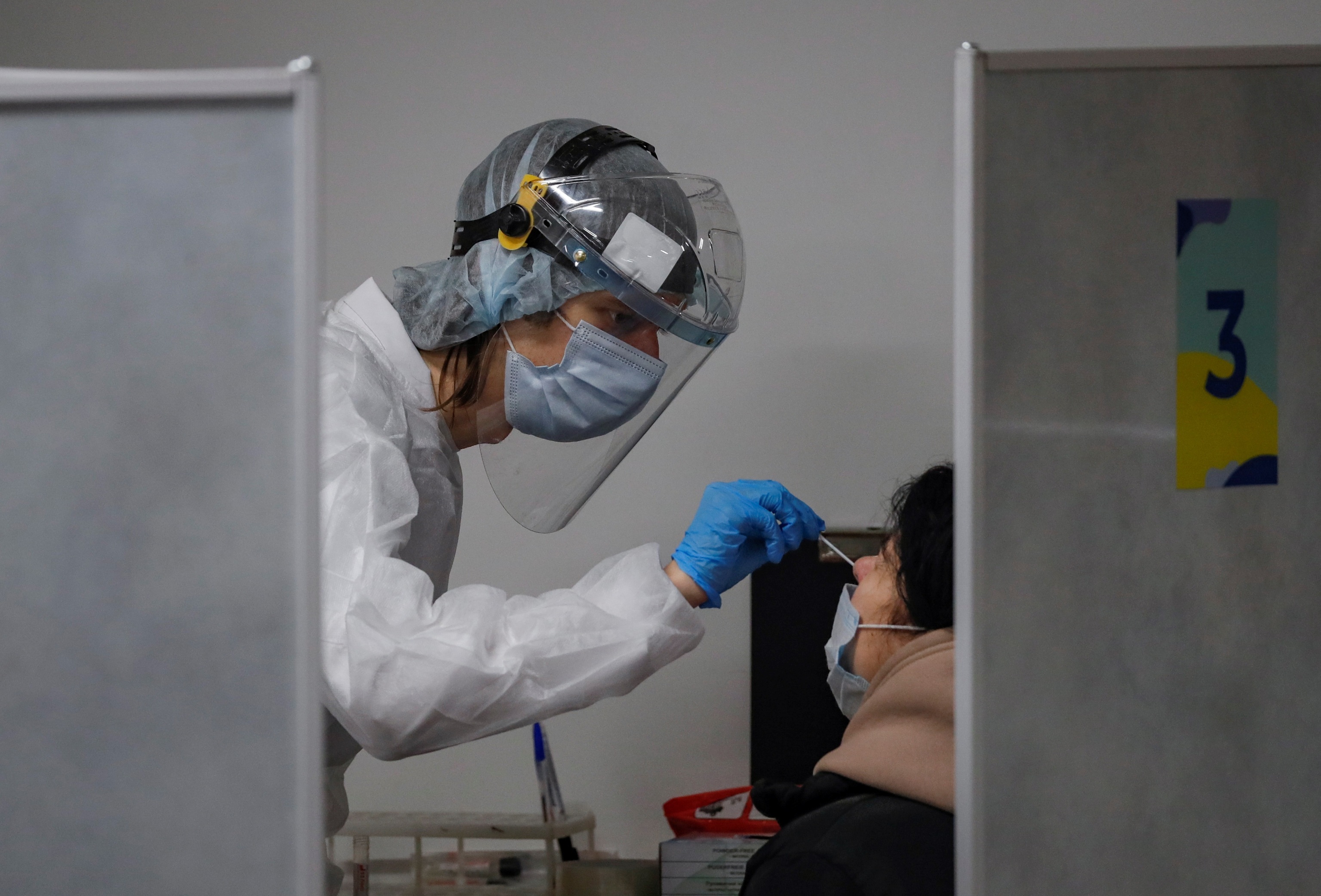 Una trabajadora sanitaria realiza un test rpido de Covid-19.