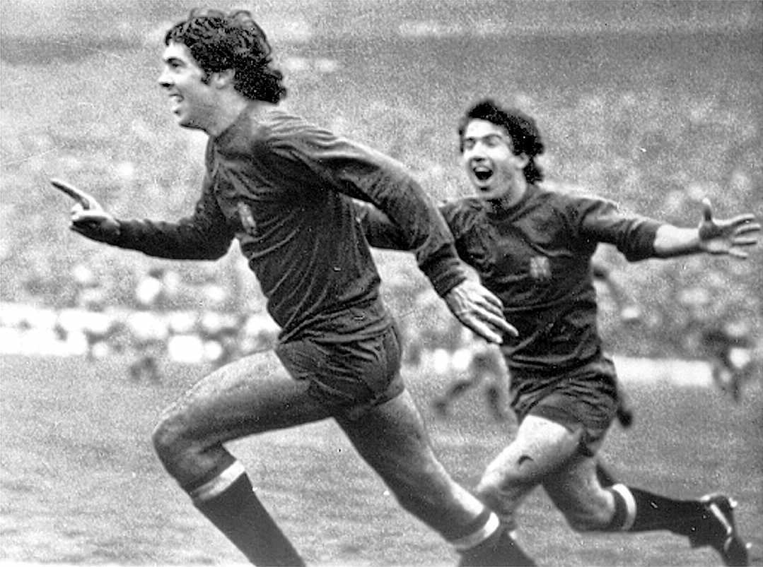 Rubén Cano y Juanito celebran el gol de la victoria.