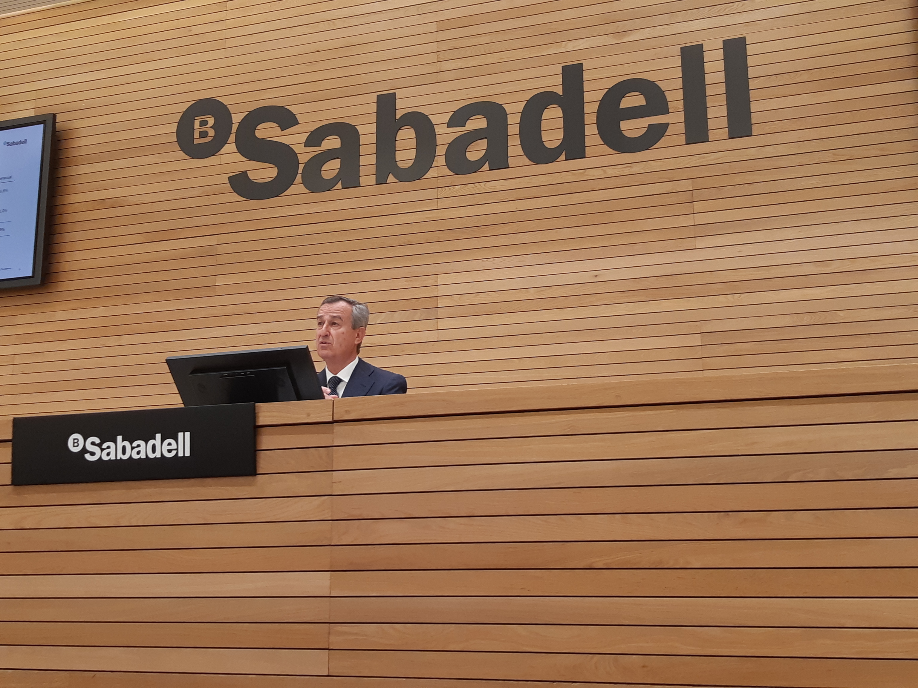Casi 2.000 empleados de Sabadell piden apuntarse al ERE, un 44% más de las salidas mínimas pactadas