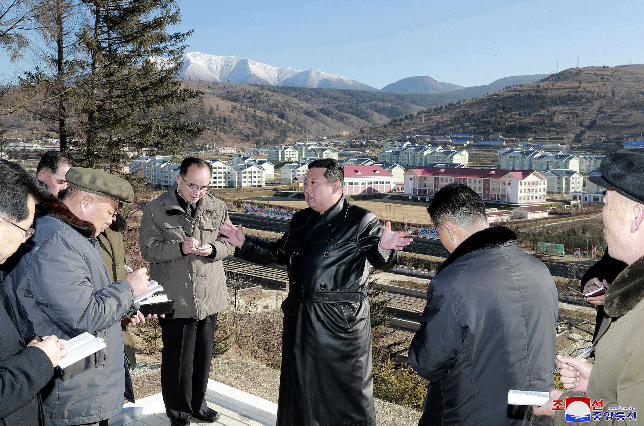 Imagen difundida por Corea del Norte de su lder visitando la ciudad de Samjiyon.