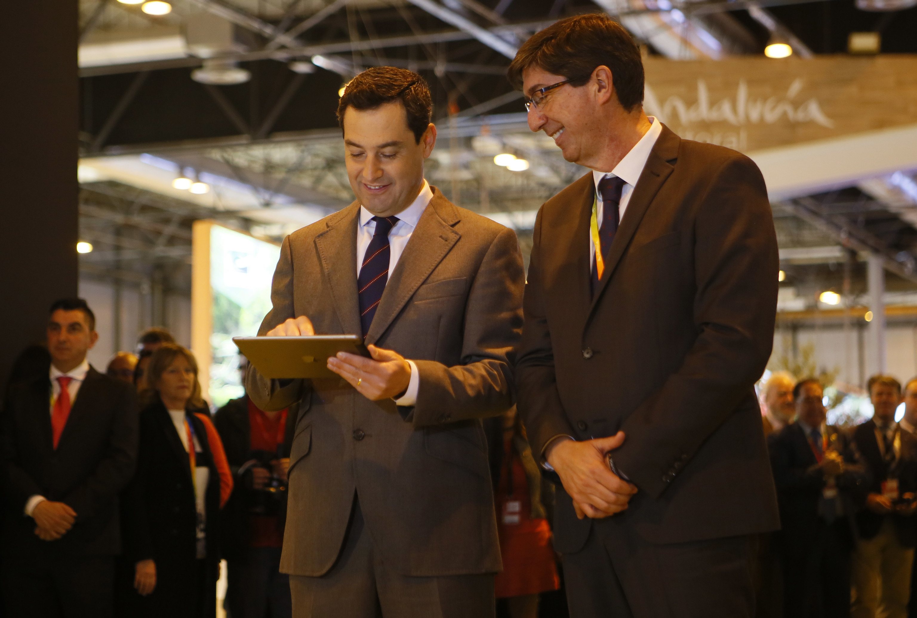 Marn, a la derecha, con el presidente de la Junta, Moreno Bonilla