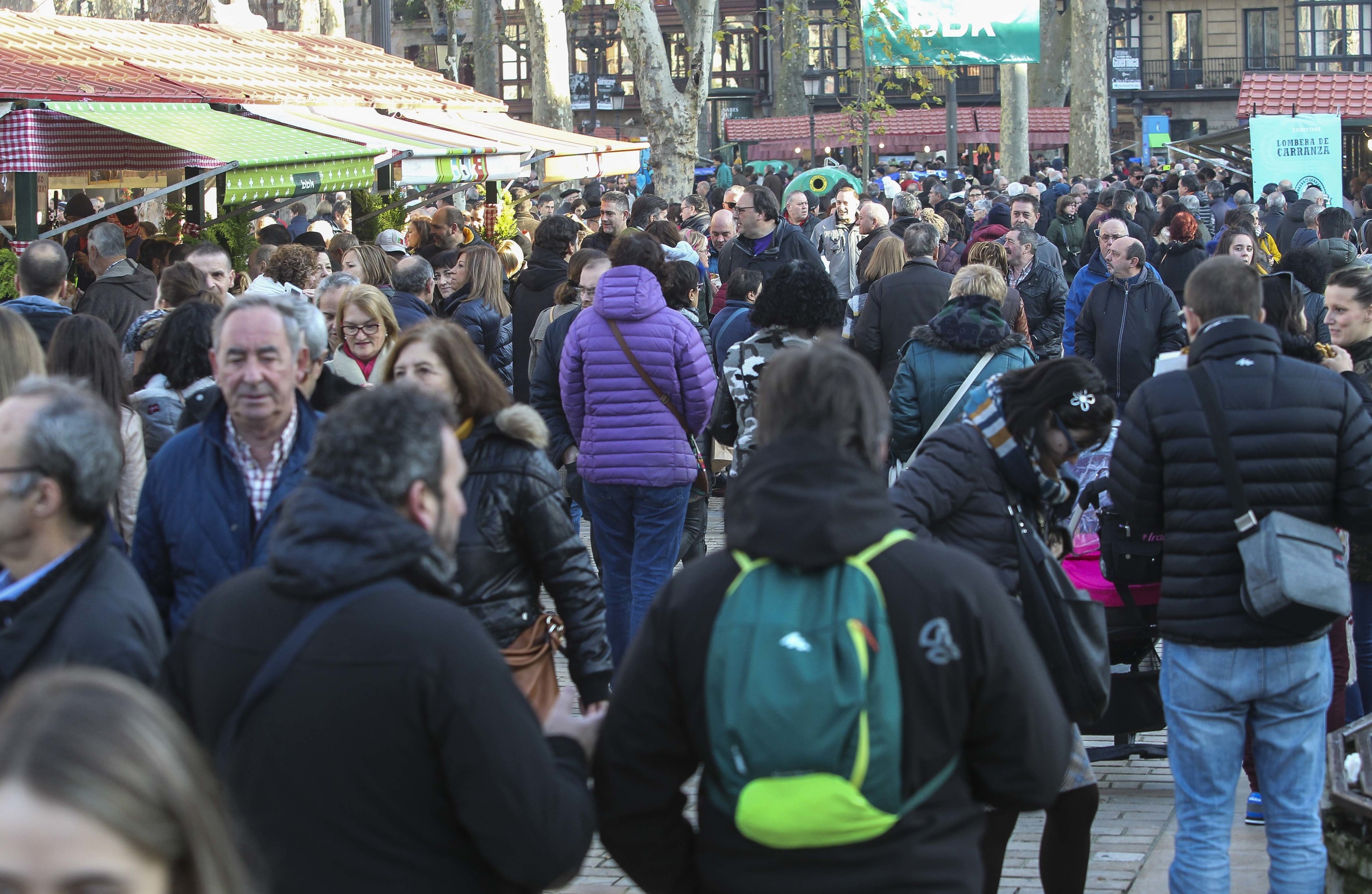 Grupos de personas acuden al mercado de Santo Toms en Bilbao, uno de los eventos que el Ayuntamiento de Bilbao prepara antes de la Navidad.