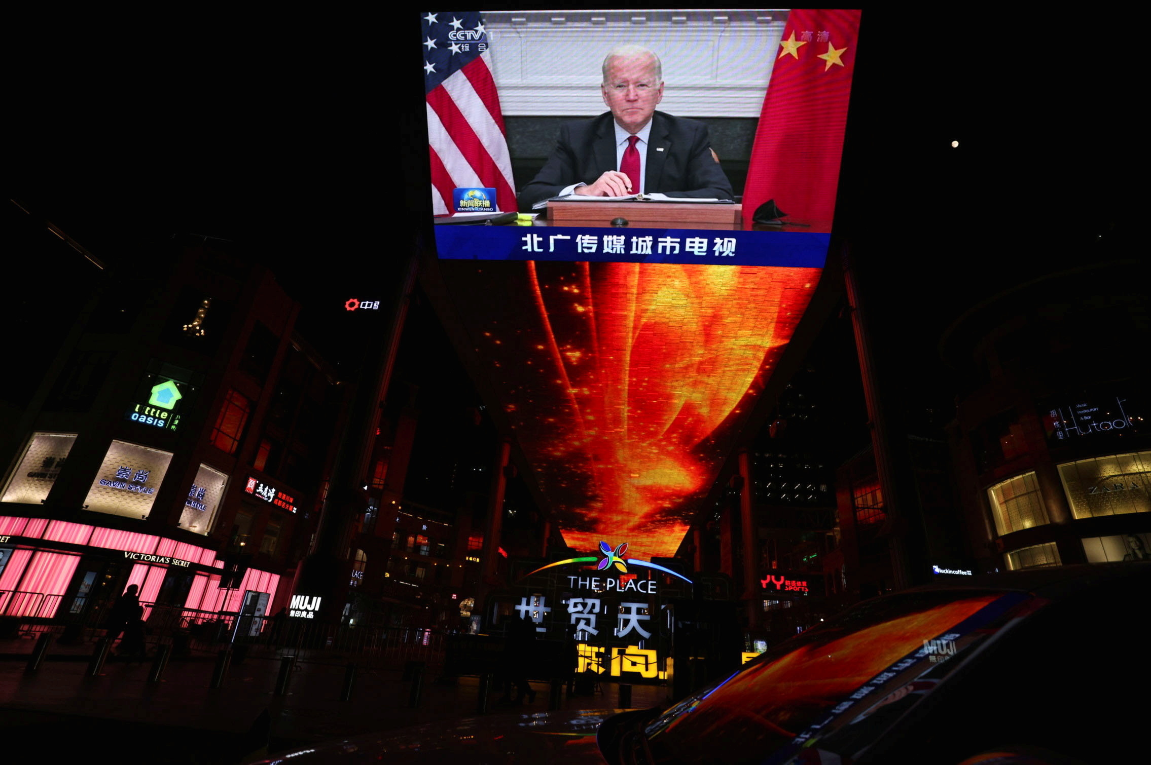 Una pantalla muestra a Joe Biden durante su reunin con Xi Jinping.