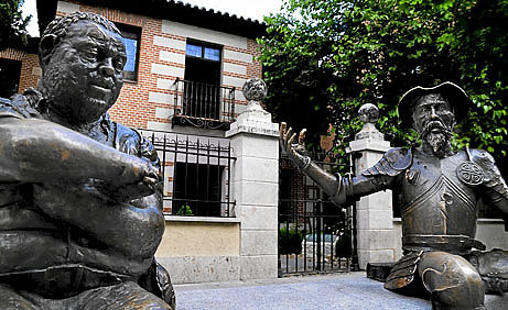 Quijote y Sancho ante la casa natal de Cervantes