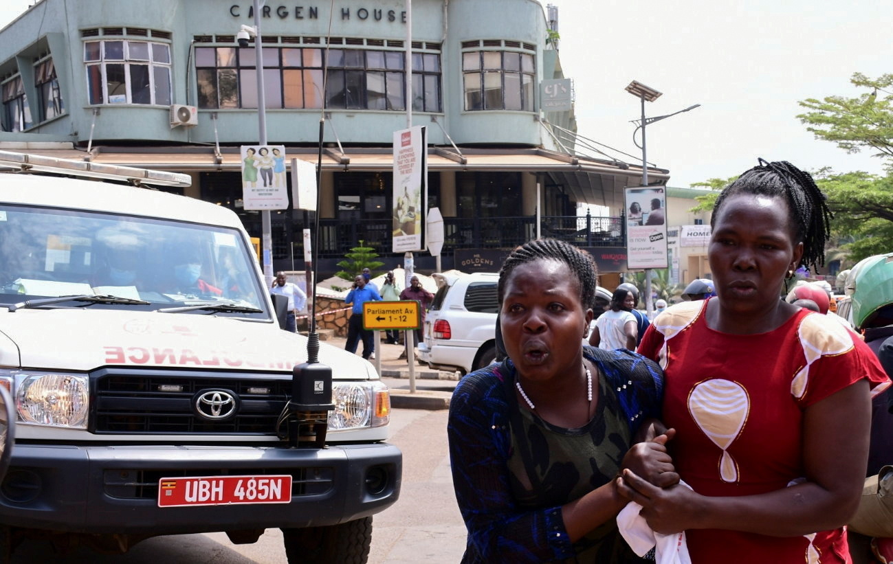 Dos mujeres abandonan la escena de las explosiones en Kampala.