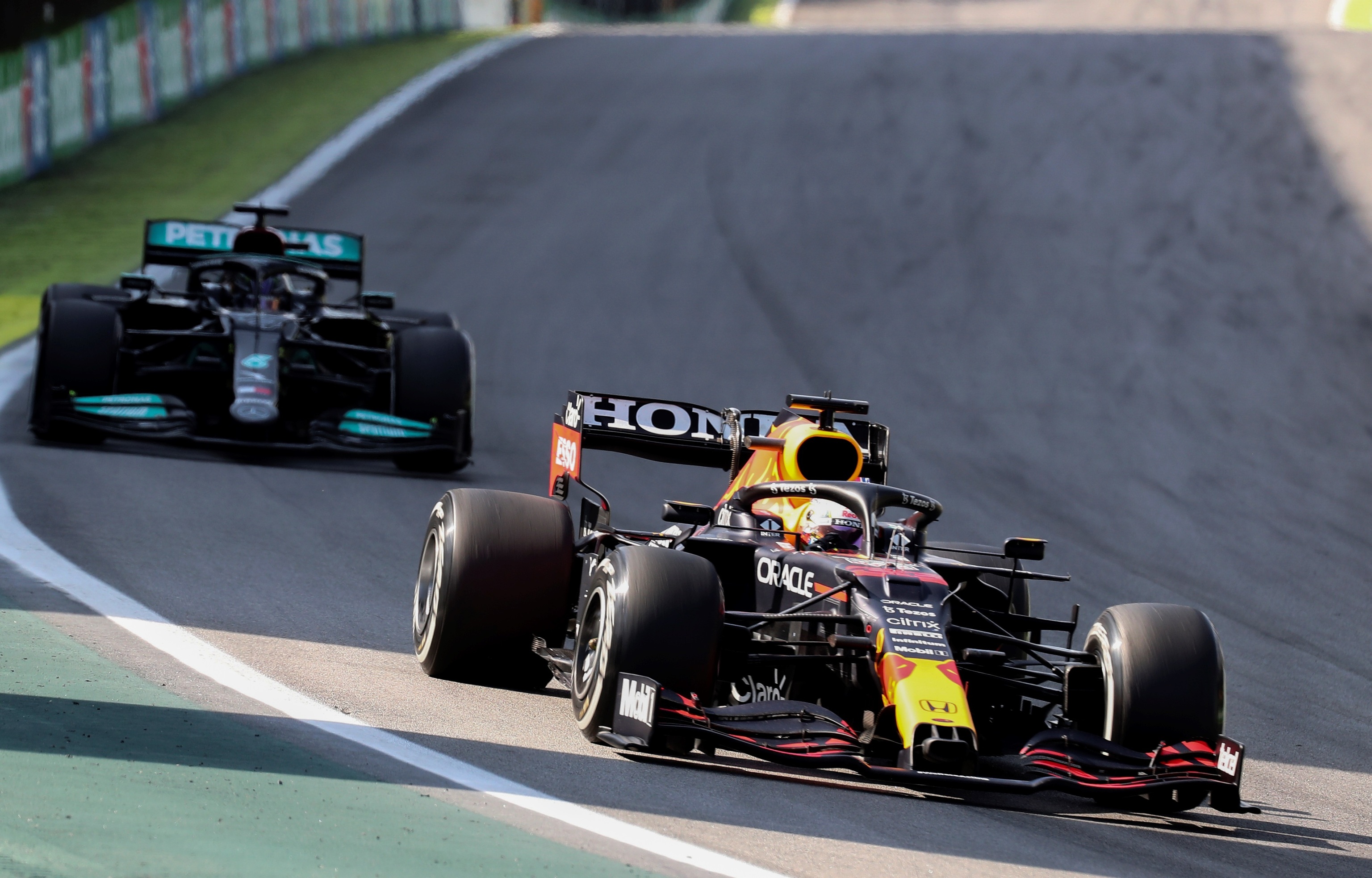 Verstappen, delante de Hamilton, en el GP de Brasil.