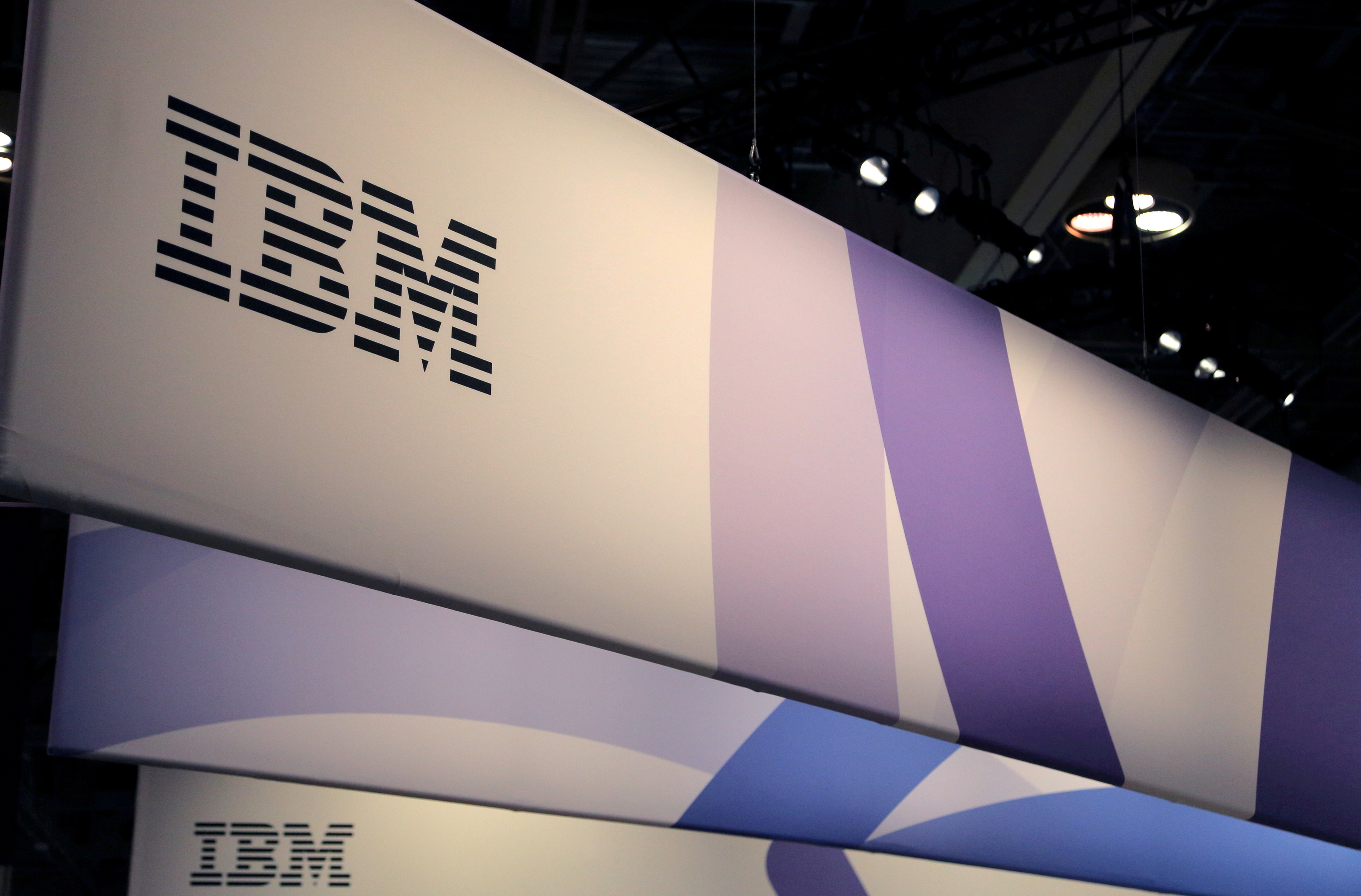Logo de IBM en una conferencia de la compañía en Toronto.