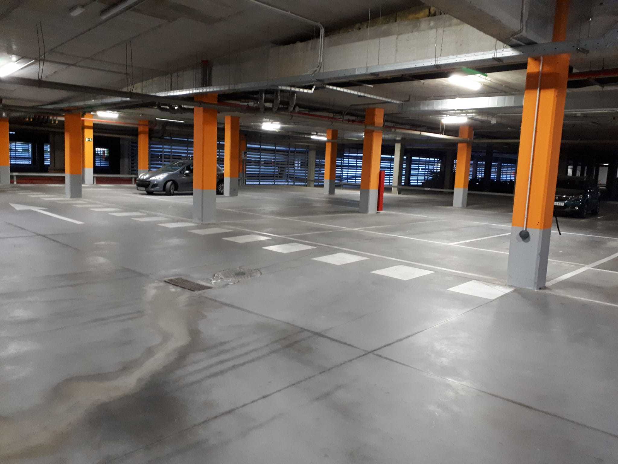 El aparcamiento del hospital de La Línea, este miércoles, completamente vacío por el bloqueo de los accesos.