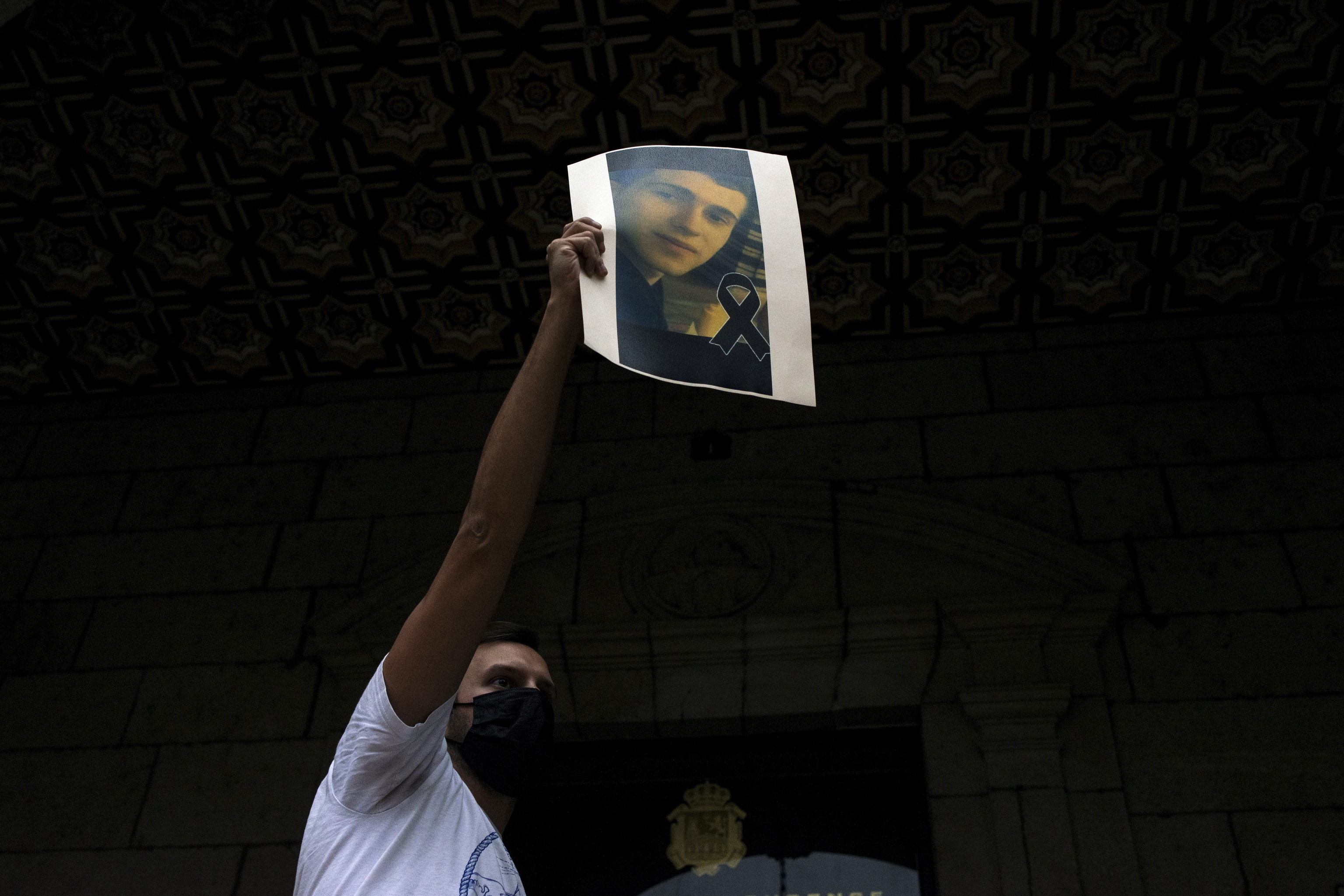 Un joven muestra una foto de Samuel Luiz en una concentracin de condena por su asesinato en Orense.