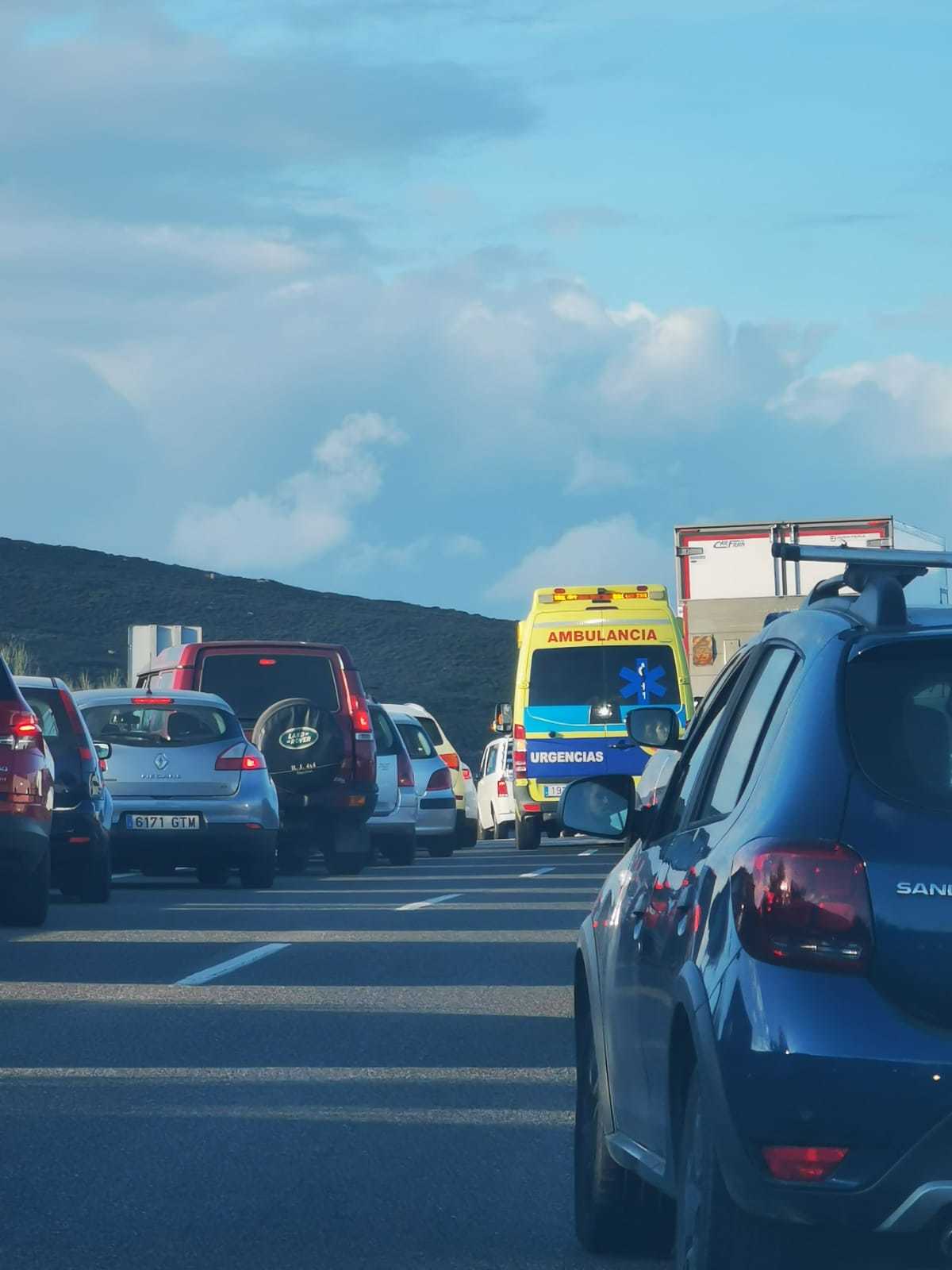 Una ambulancia, en un atasco de coches este miércoles en la Autovía del Campo de Gibraltar.