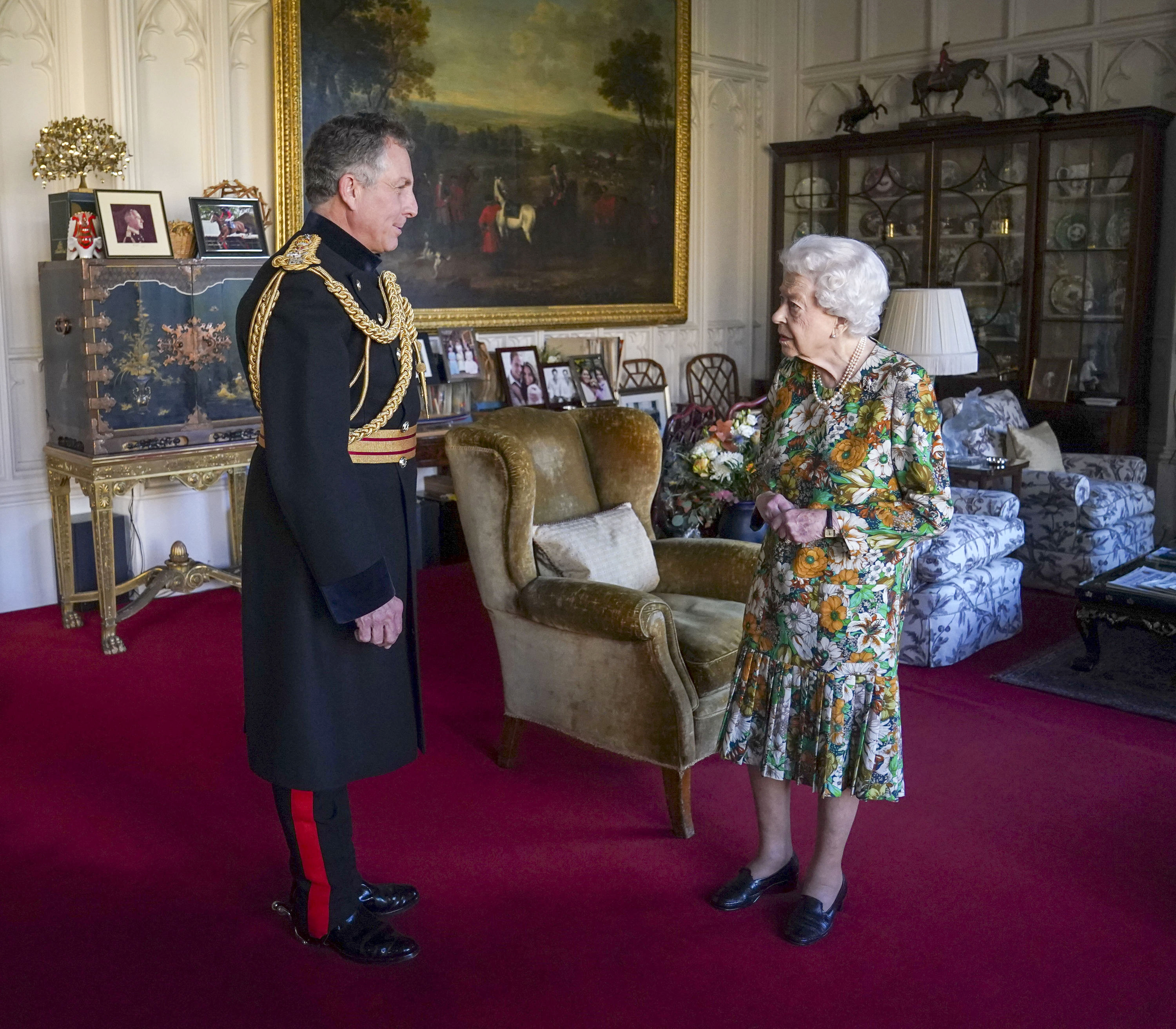Isabel II charla con el general Nick Carter.