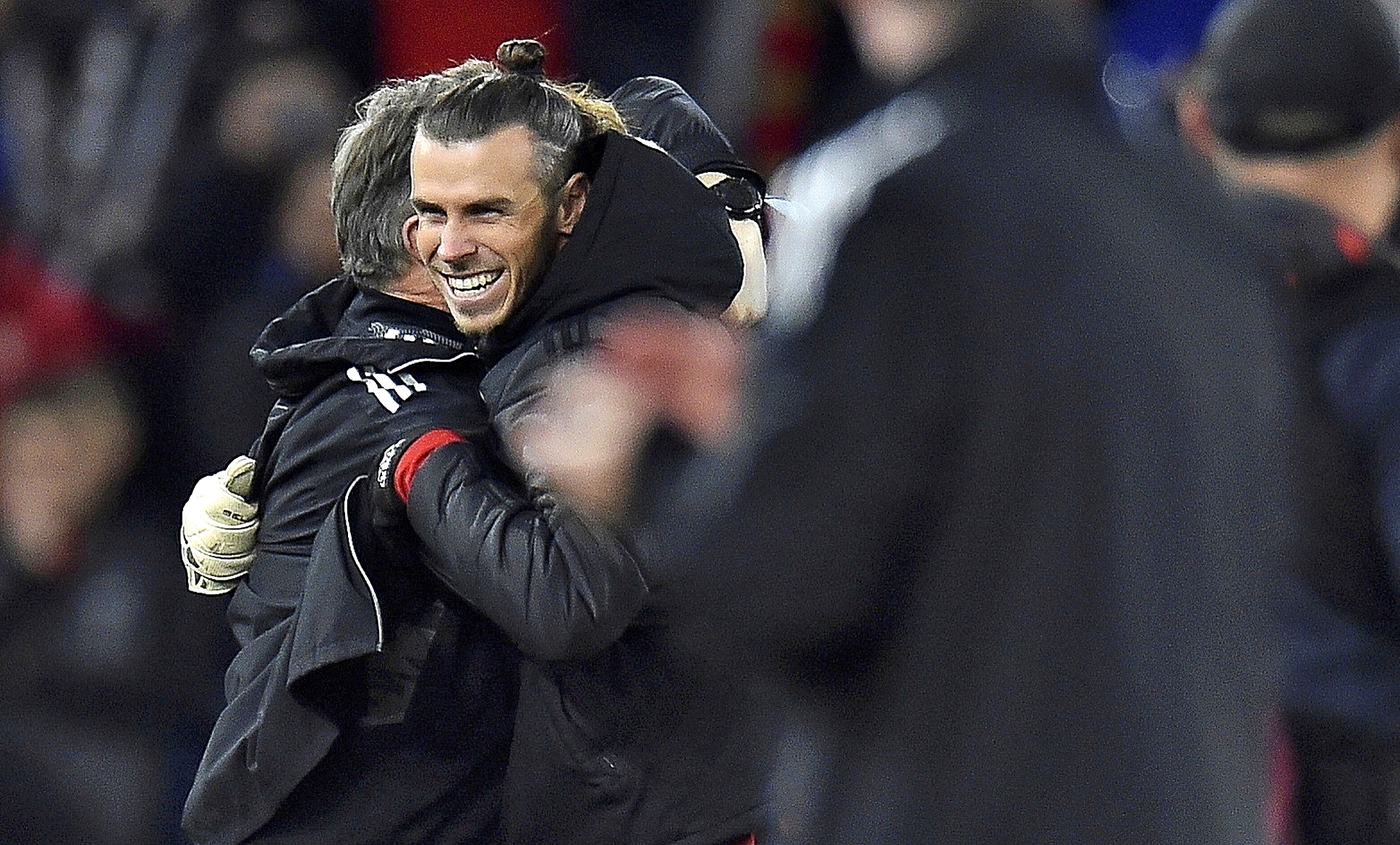 Bale se abraza con un tcnico de Gales, el martes en Cardiff.