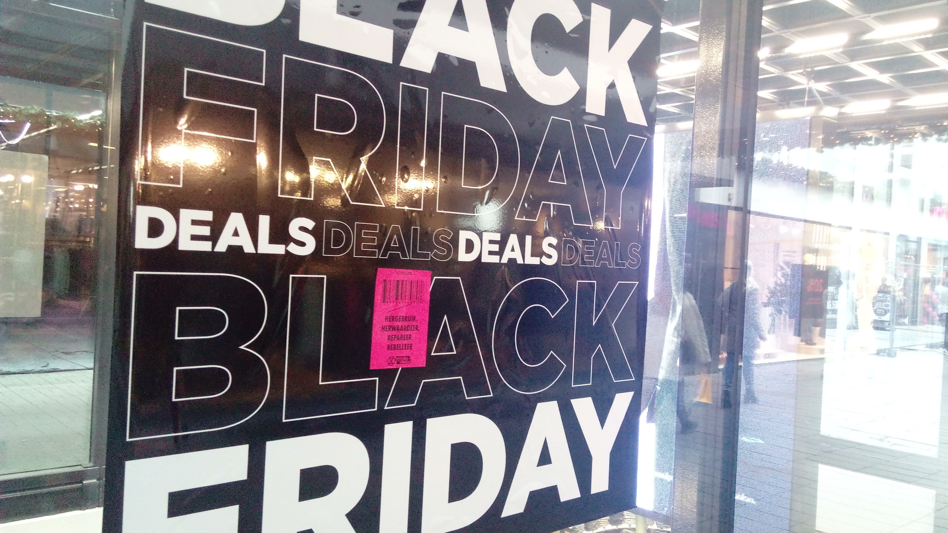 Un cartel anuncia el Black Friday en un comercio.