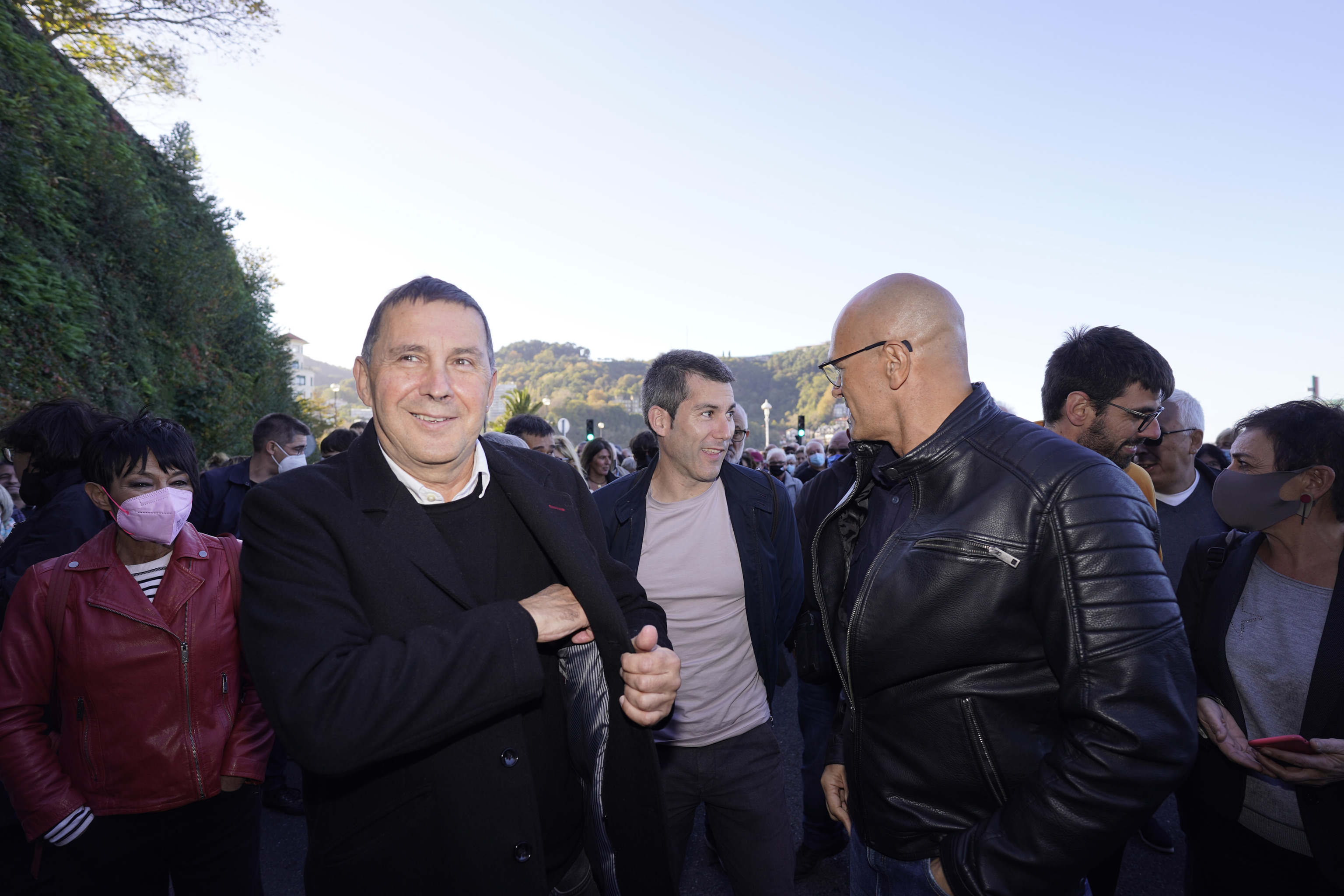 Arnaldo Otegi y Arkaitz Rodrguez bromean con Ral Romeva en el inicio de la marcha organizada por Sare en San Sebastin el 23 de octubre.