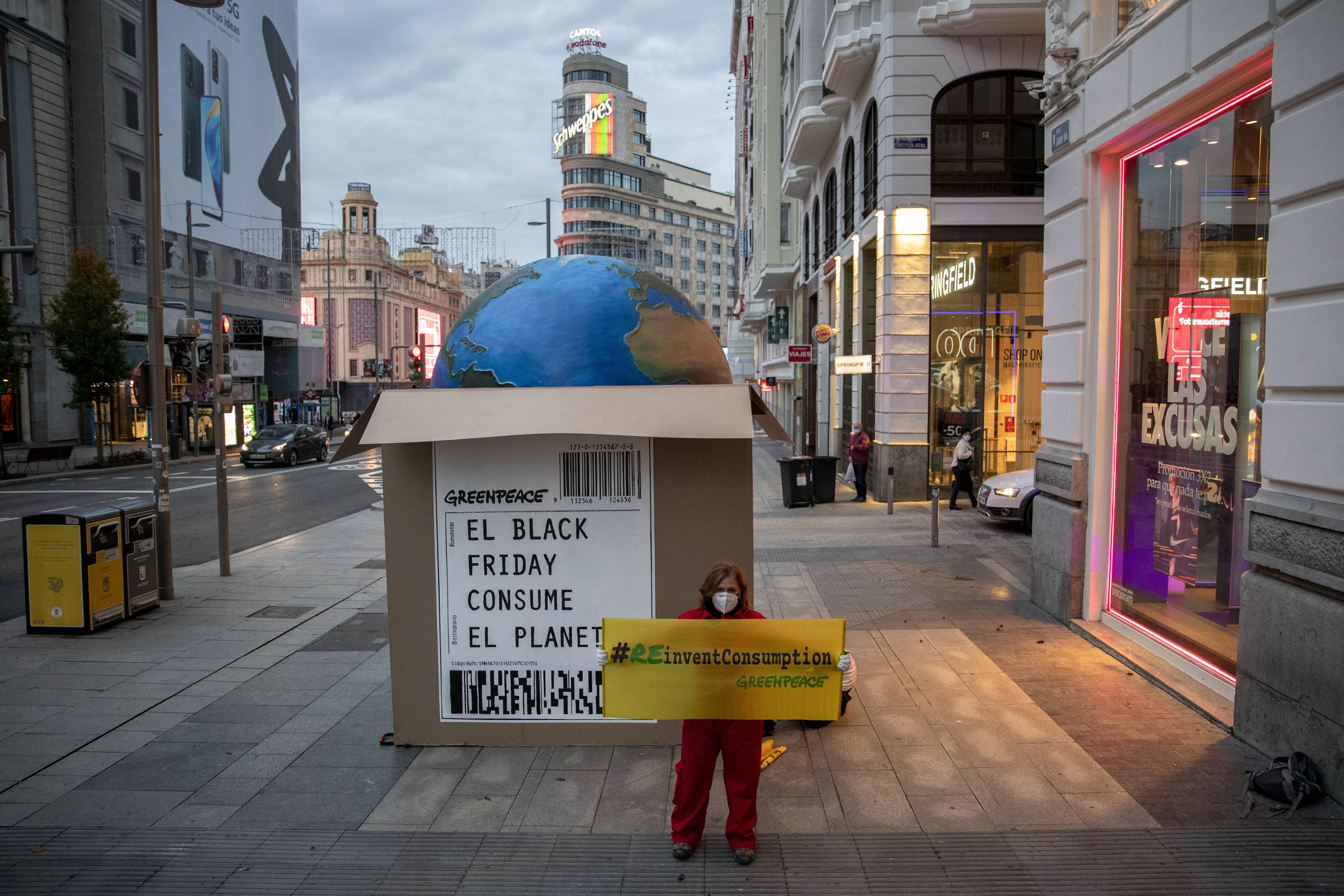 Acción de Greenpeace contra el Black Friday en Madrid.