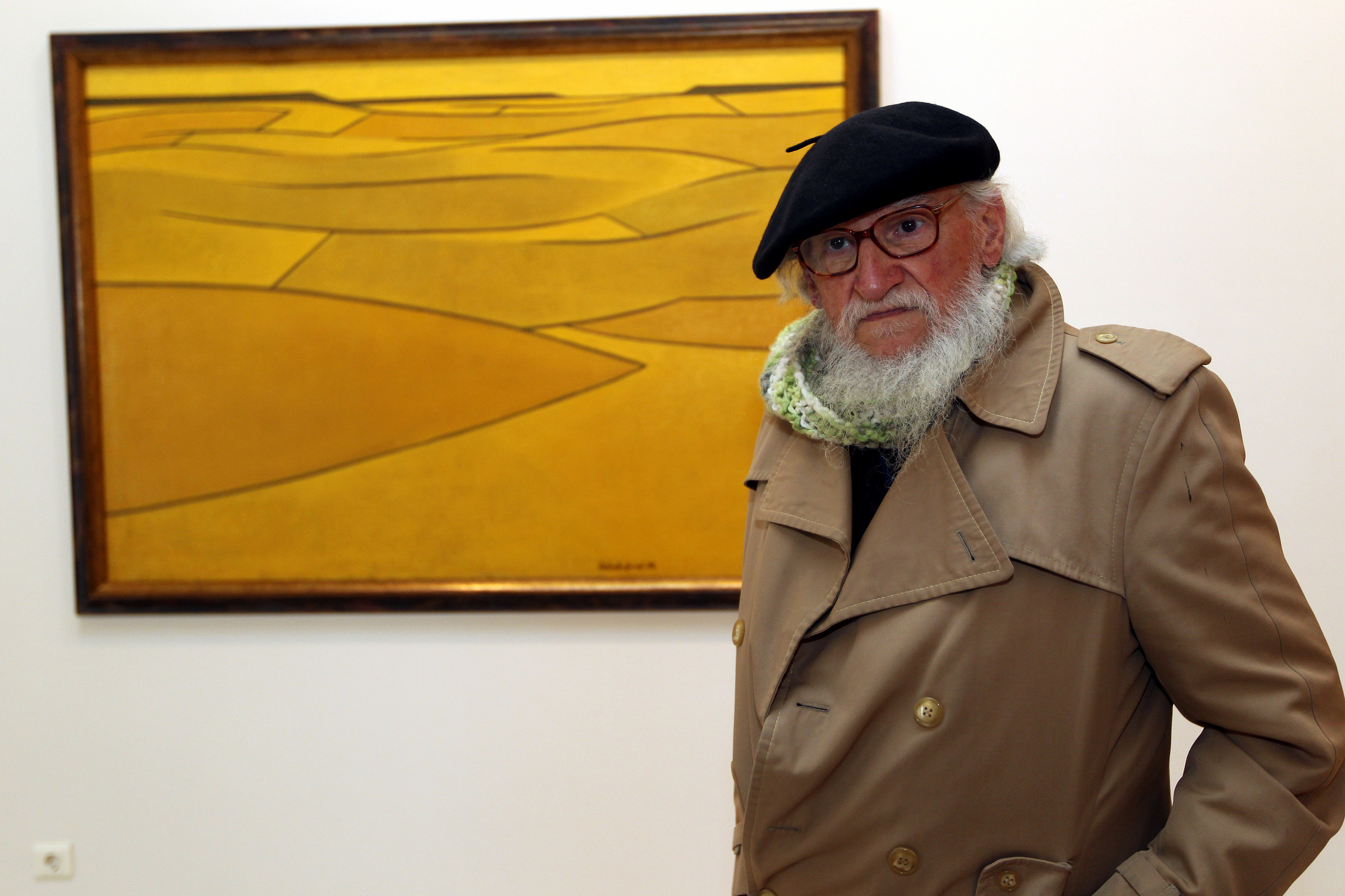 Félix Cuadrado Lomas con una de sus obras en una exposición en 2011.