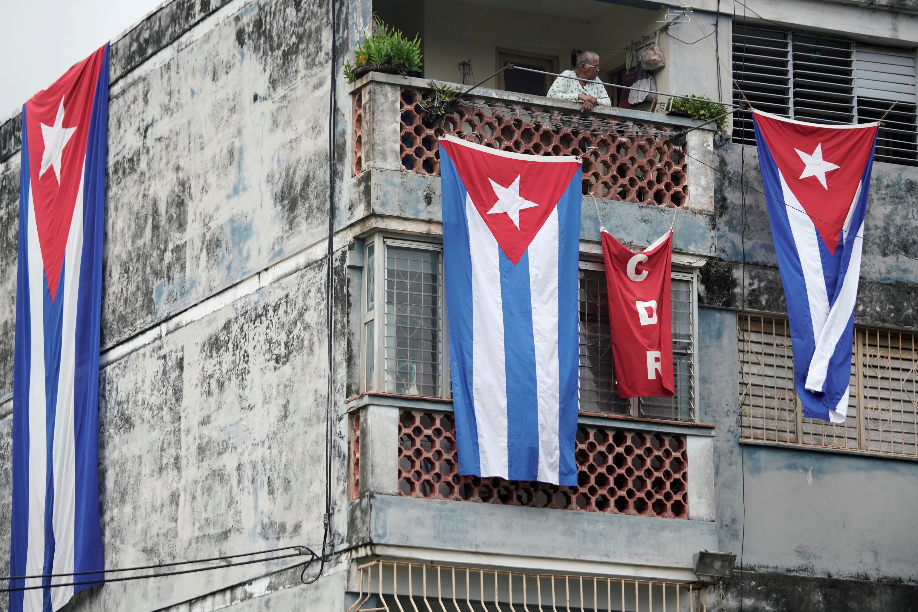 Banderas cubanas cubren la casa de Yunior Garc