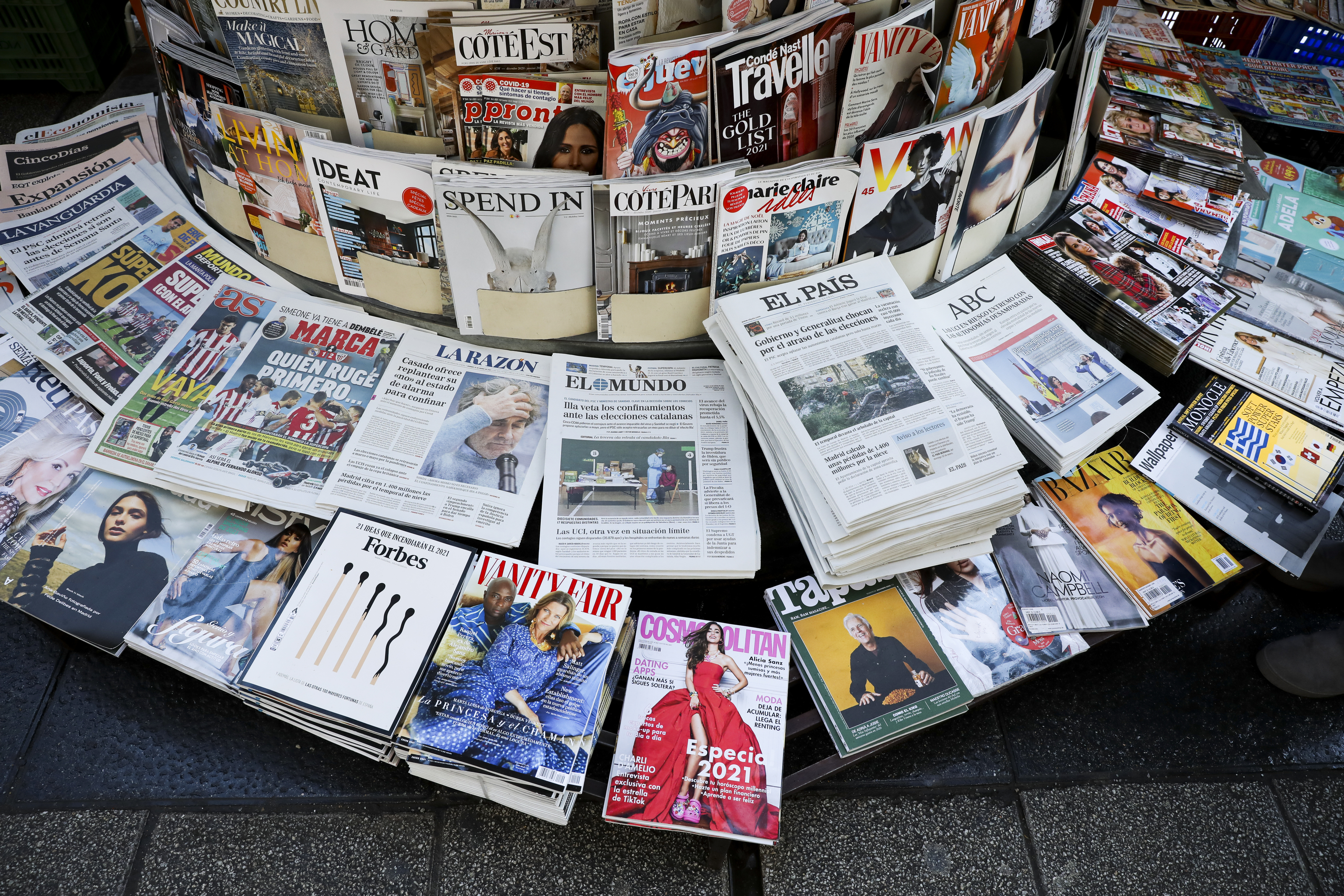Publicaciones de prensa en un quiosco de Madrid