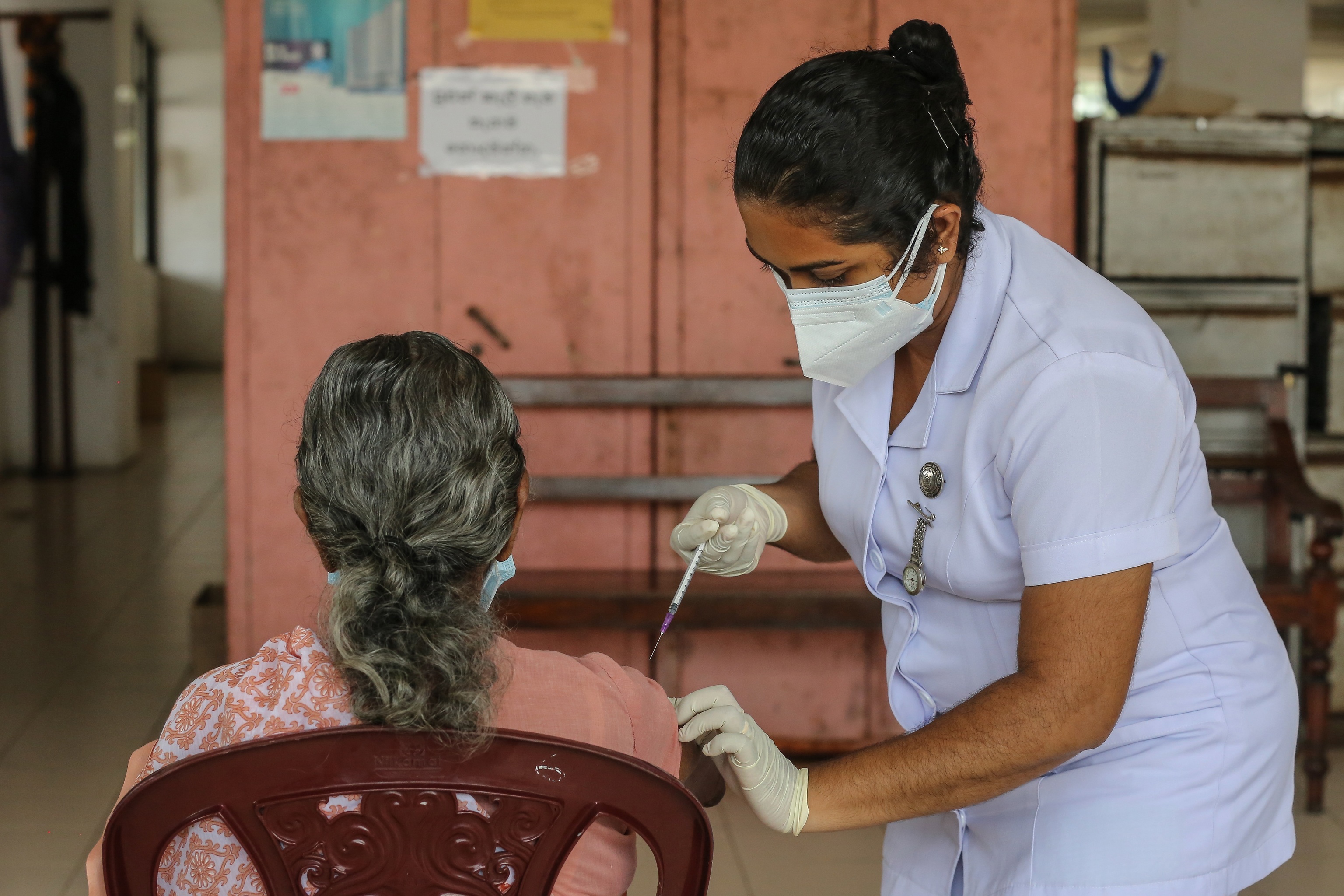 Una persona mayor recibe la dosis de refuerzo de la vacuna Covid-19 en una clnica de vacunacin temporal en Colombo, Sri Lanka, el 17 de noviembre de 2021. Las autoridades sanitarias de Sri Lanka comenzaron a administrar la dosis de refuerzo a los ciudadanos de edad avanzada el 17 de noviembre de 2021. El pas est administrando actualmente las vacunas de Pfizer-BioNTech, Oxford AstraZeneca, la china Sinopharm, la rusa Sputnik V y Moderna. (Rusia)