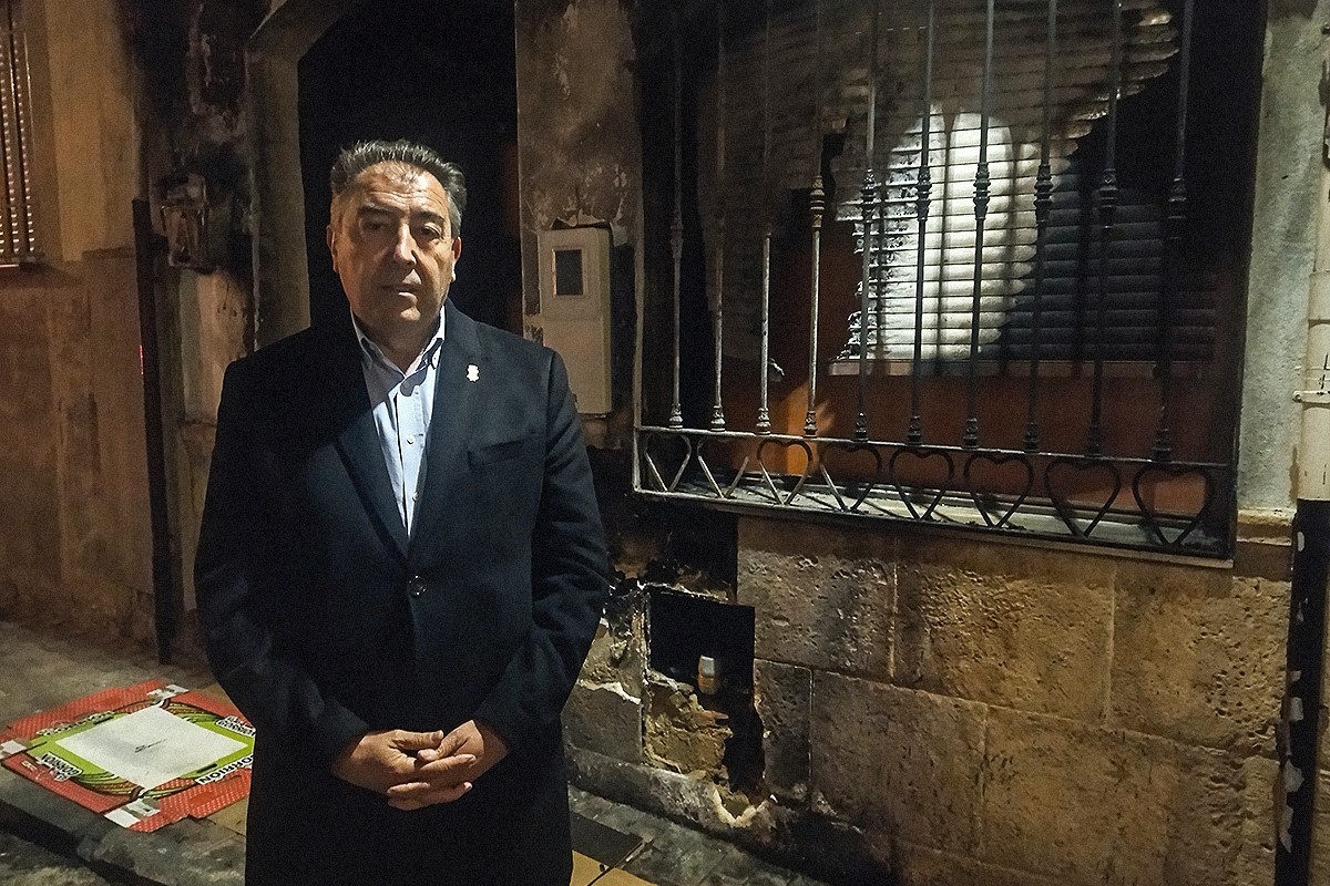 Joaqun Requena, en la puerta de su casa quemada.