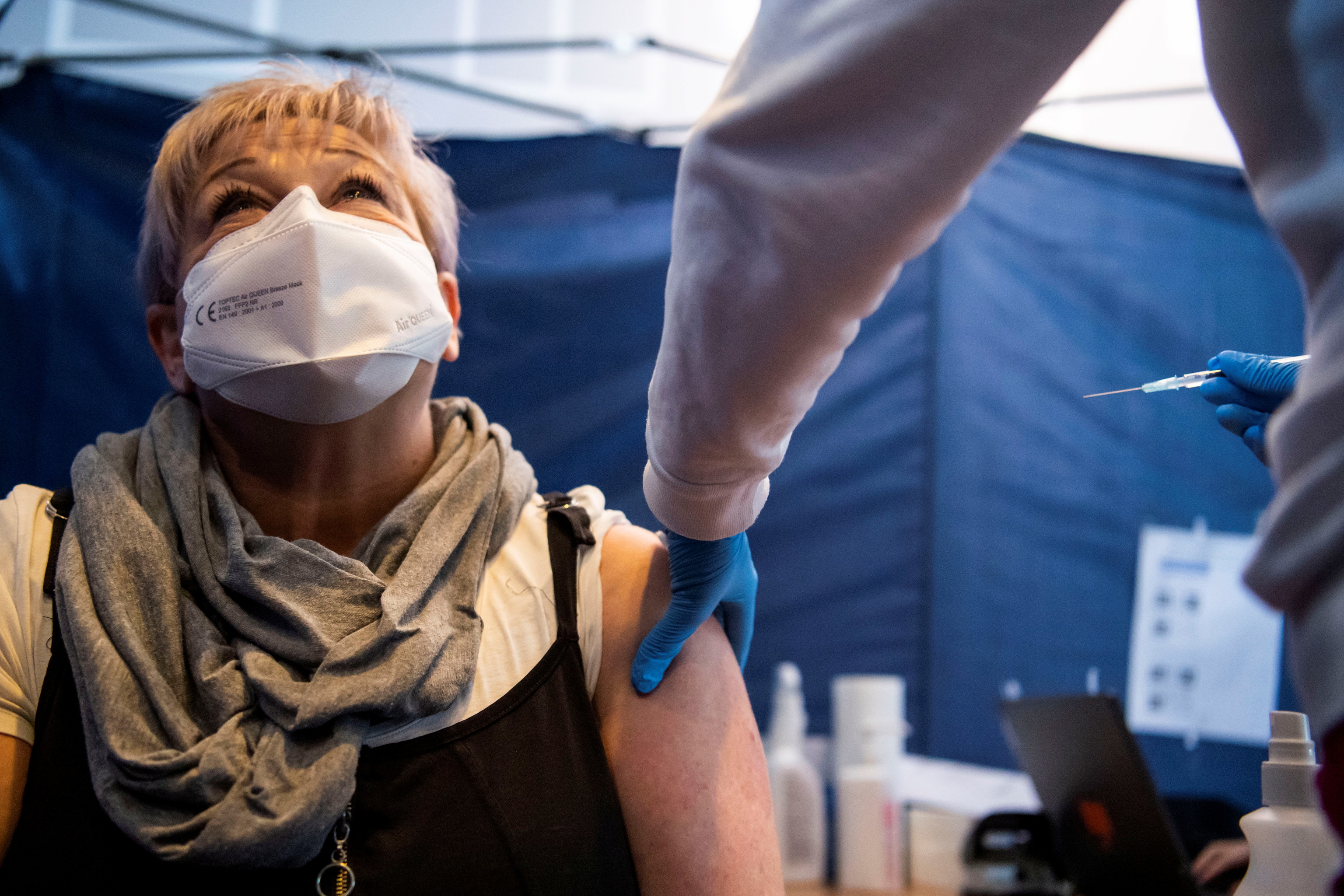 Una mujere recibe la vacuna del Covid-19 en Nuremberg.
