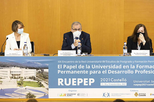 La rectora de la UJI, Eva Alcn ,el rector de la Universidad de Cantabria  ngel Pazos y  la presidenta de la RUEPEP, Cristina Sanz, en la conferencia.