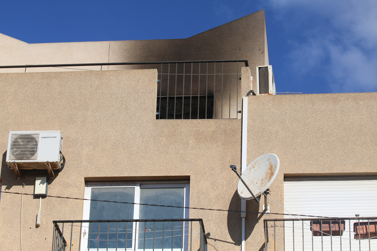 Detalle de la vivienda incendiada en Almería.