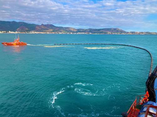 Dos buques desplegan material de lucha contra la contaminacin martima en el puerto de Castelln.